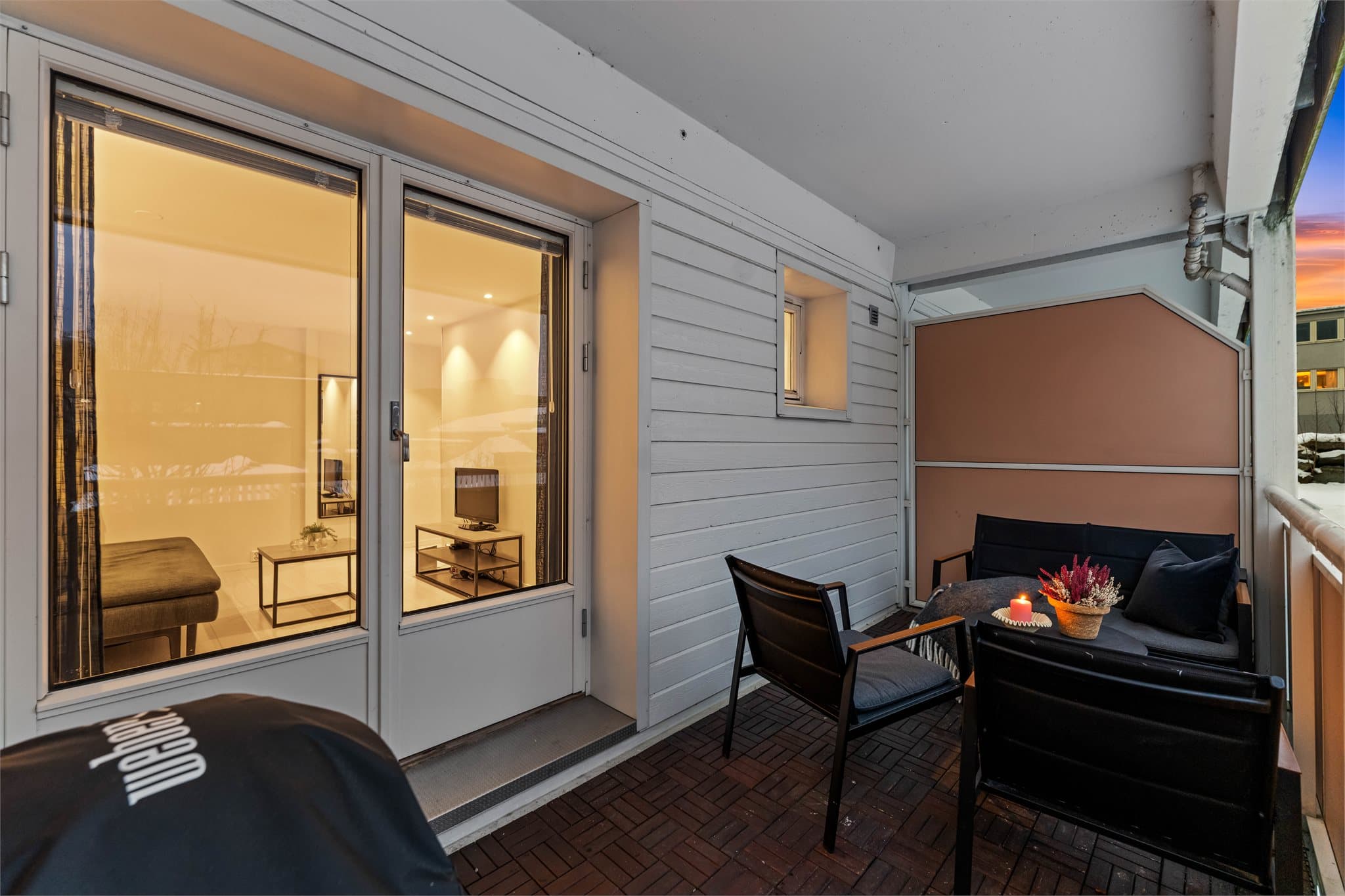 På sommerstid fungerer terrassen som en forlengelse av stuen.