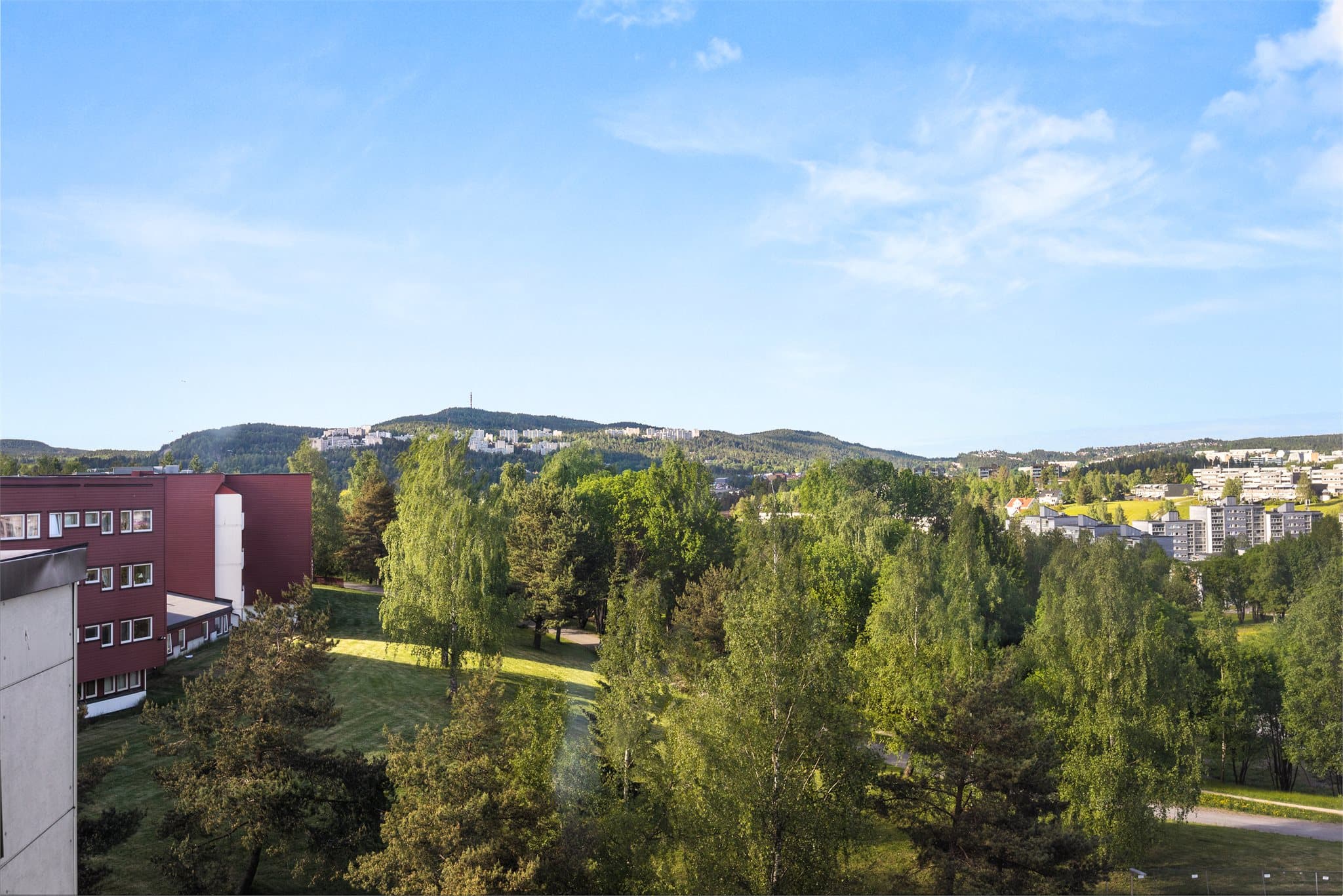 Herlig utsikt fra balkongen mot grønne omgivelser