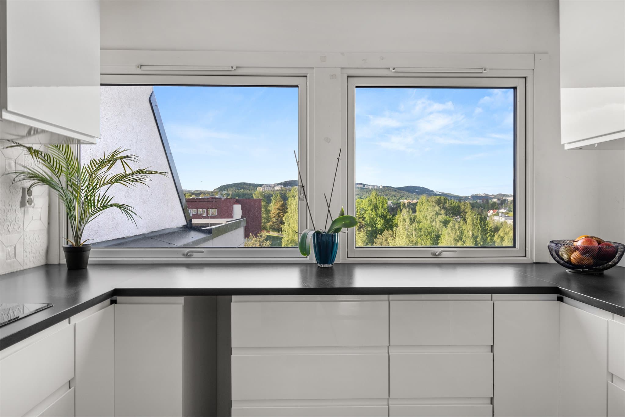 Planløsningen er gjennomgående, og man har flott utsikt fra begge sider.