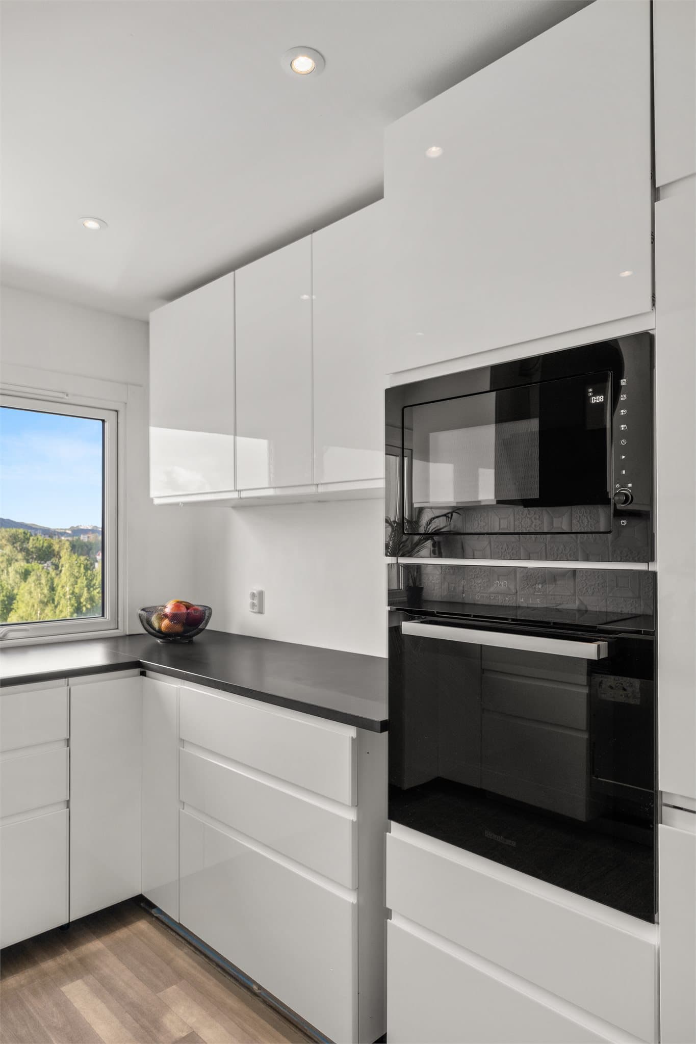 I tillegg medfølger alle hvitevarene på kjøkkenet med på handelen. Her kan du flytte rett inn!