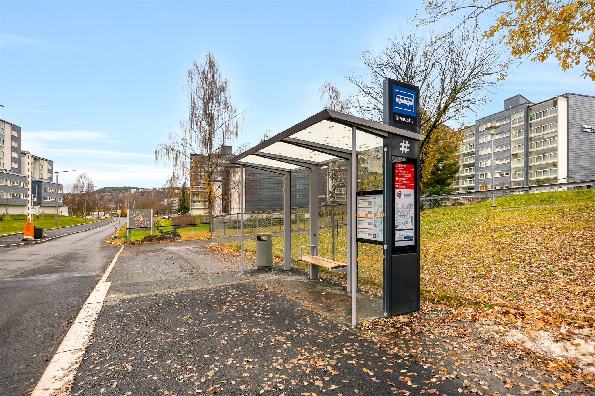 Området byr på svært gode transportmuligheter, med både buss og T-bane i umiddelbar nærhet.