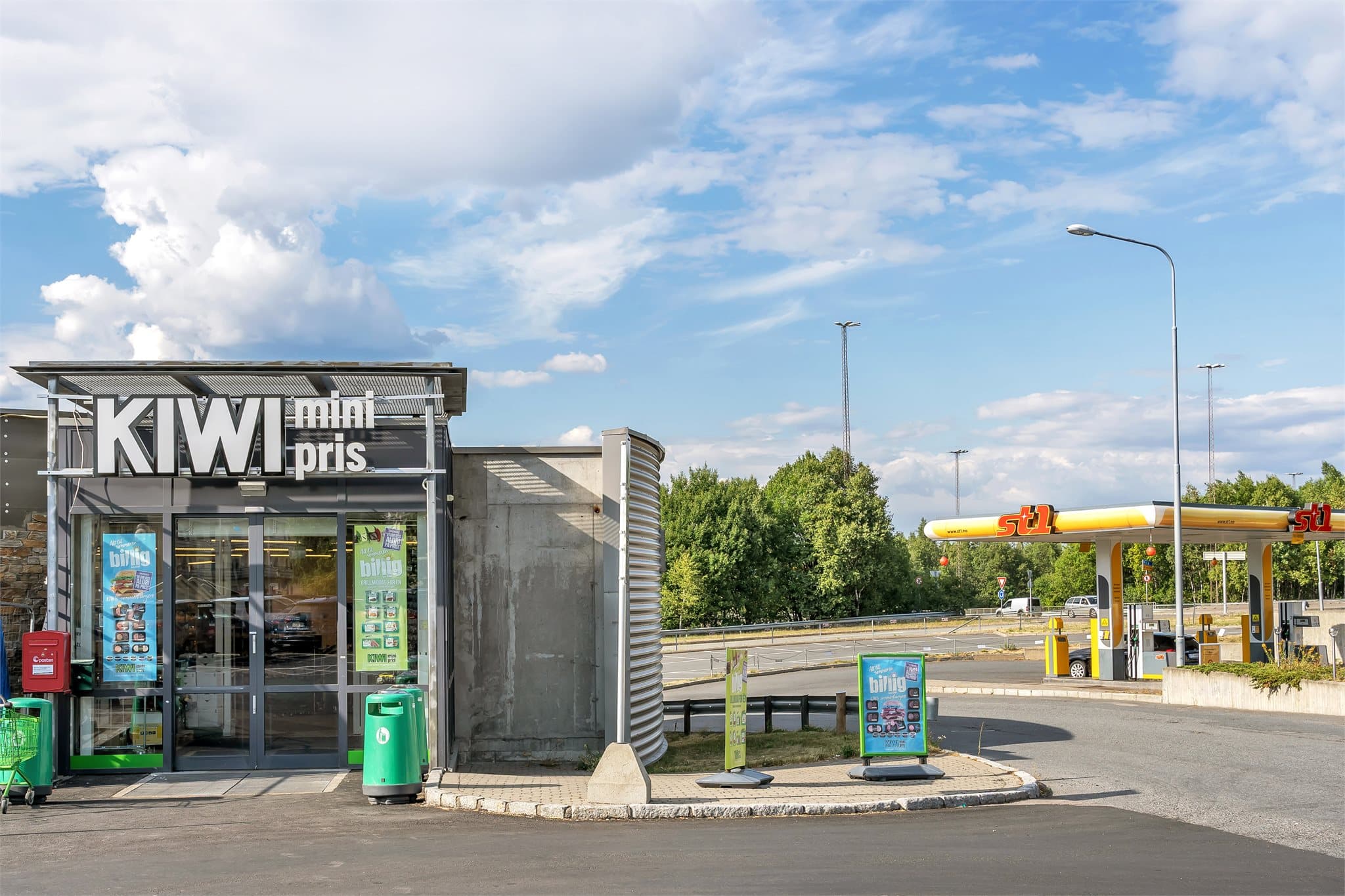 Dagligvarehandelen gjør du enkelt på Kiwi eller Coop Extra Furuset, kun en kort spasertur unna.