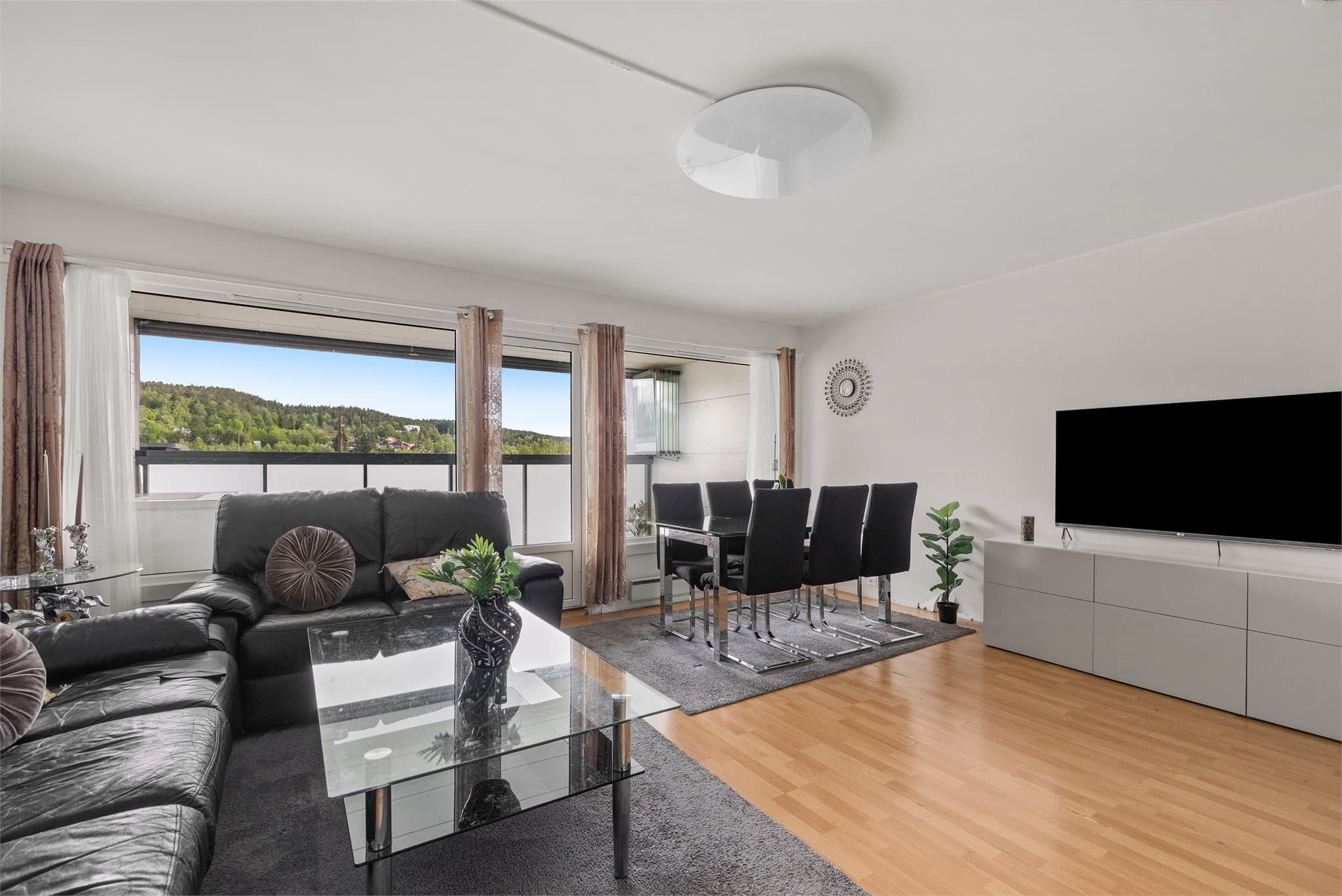 Stuen er av god størrelse med flere møbleringsmuligheter