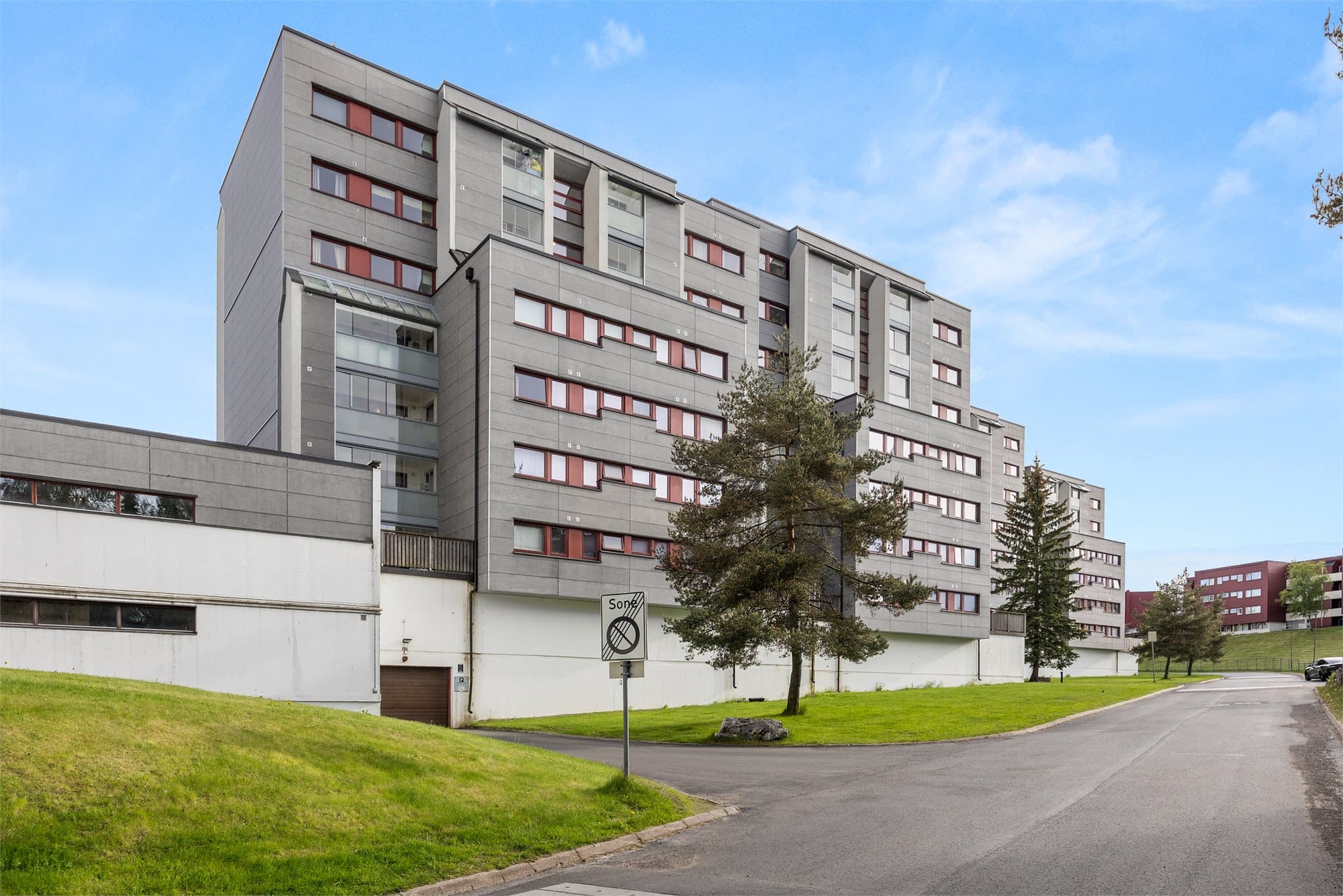 Leiligheten har en attraktiv intern plassering i borettslaget, omgitt av grønne områder og med kort vei til både Østmarka, butikker og kollektivtransport.