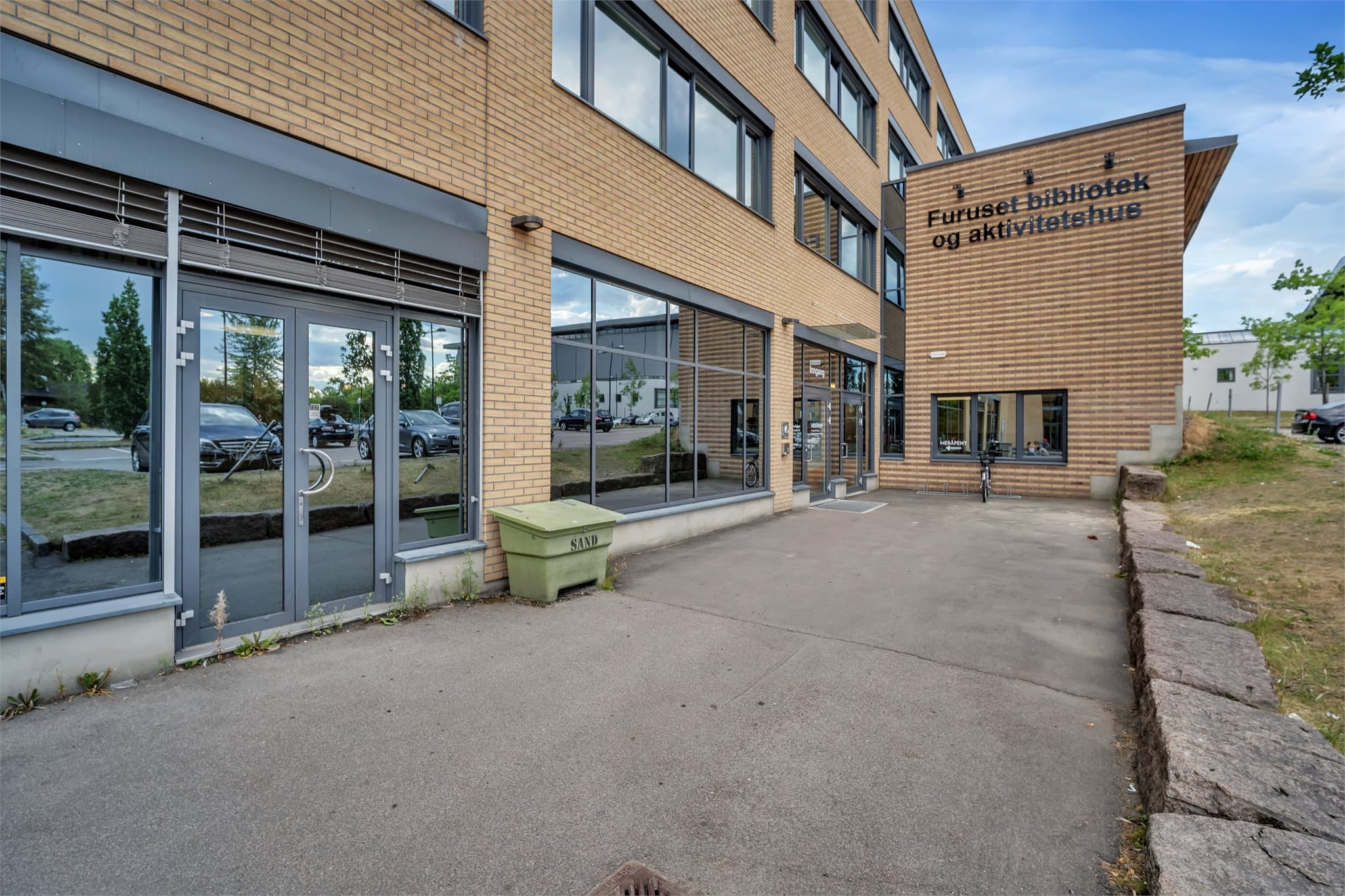 Området har også et rikt tilbud av fritidsaktiviteter og fasiliteter. På Furuset finner du både treningssenter, svømmehall og bibliotek.