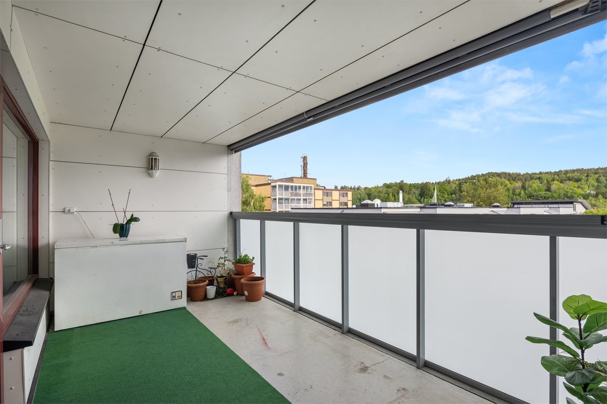 Meget romslig balkong med gode møbleringsmuligheter.