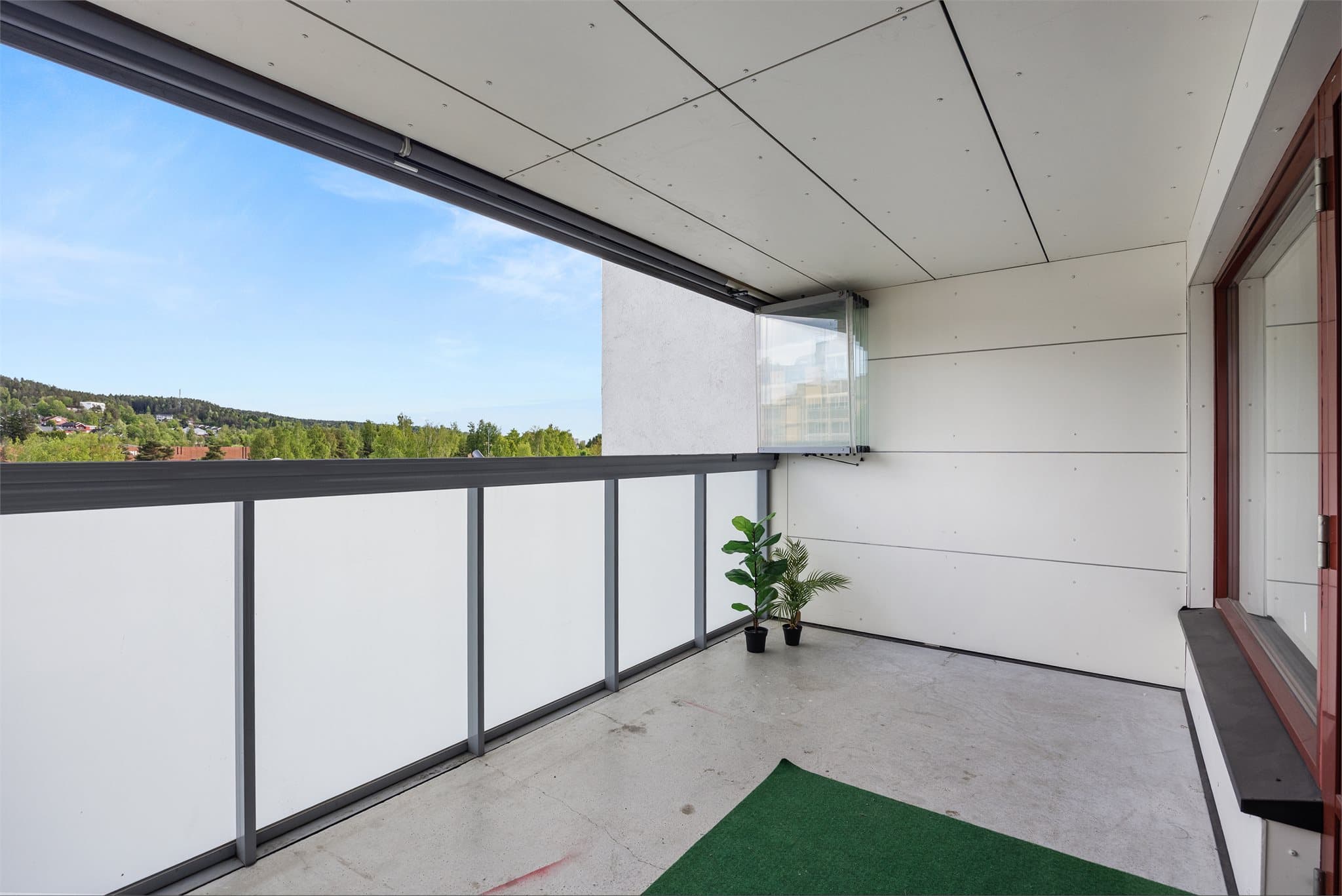 En av leilighetens to balkonger. Innglassingen gjør at man kan bruke balkongen sommer som vinter.