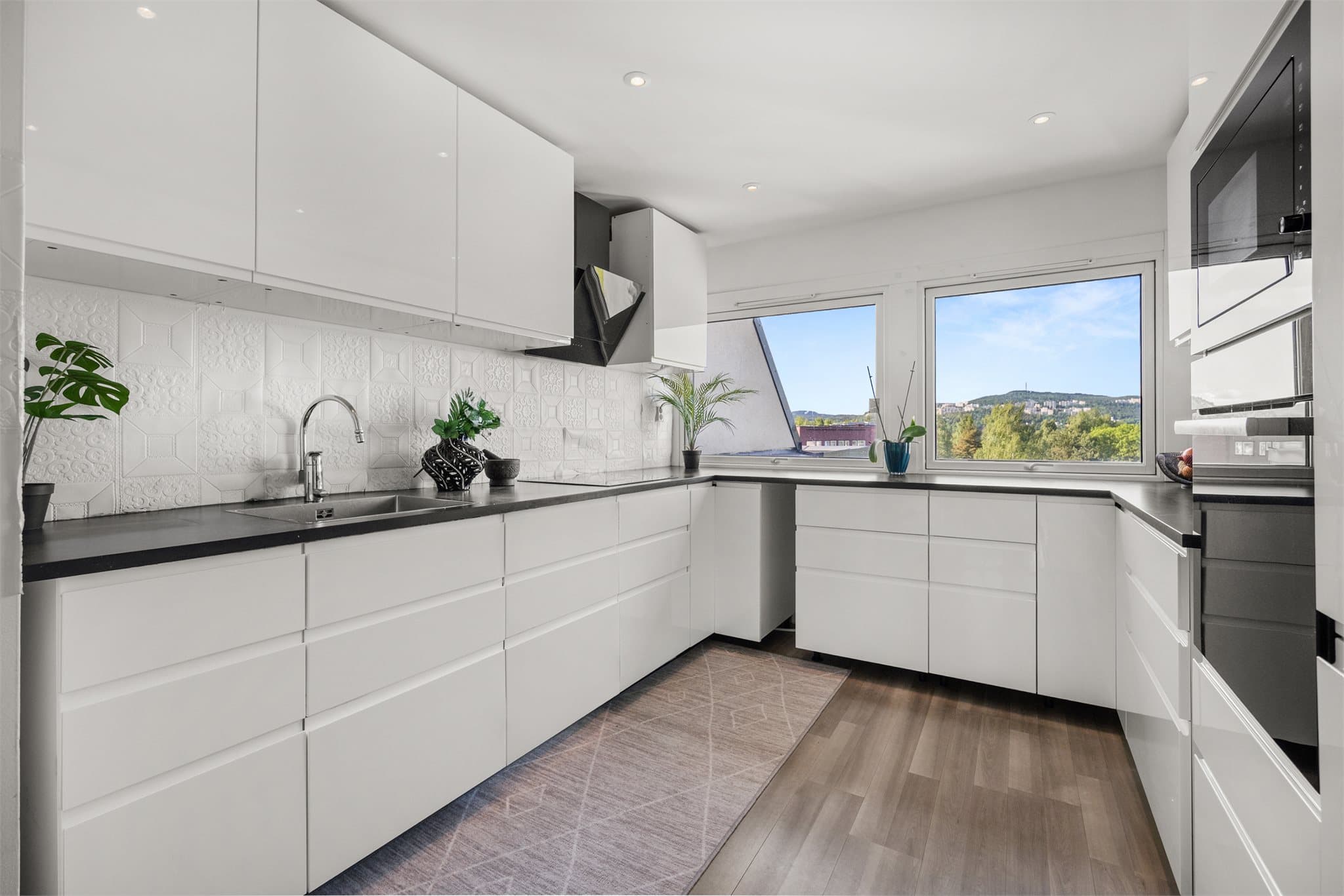 Stort og lekkert kjøkken glatte fronter og laminatbenkeplate