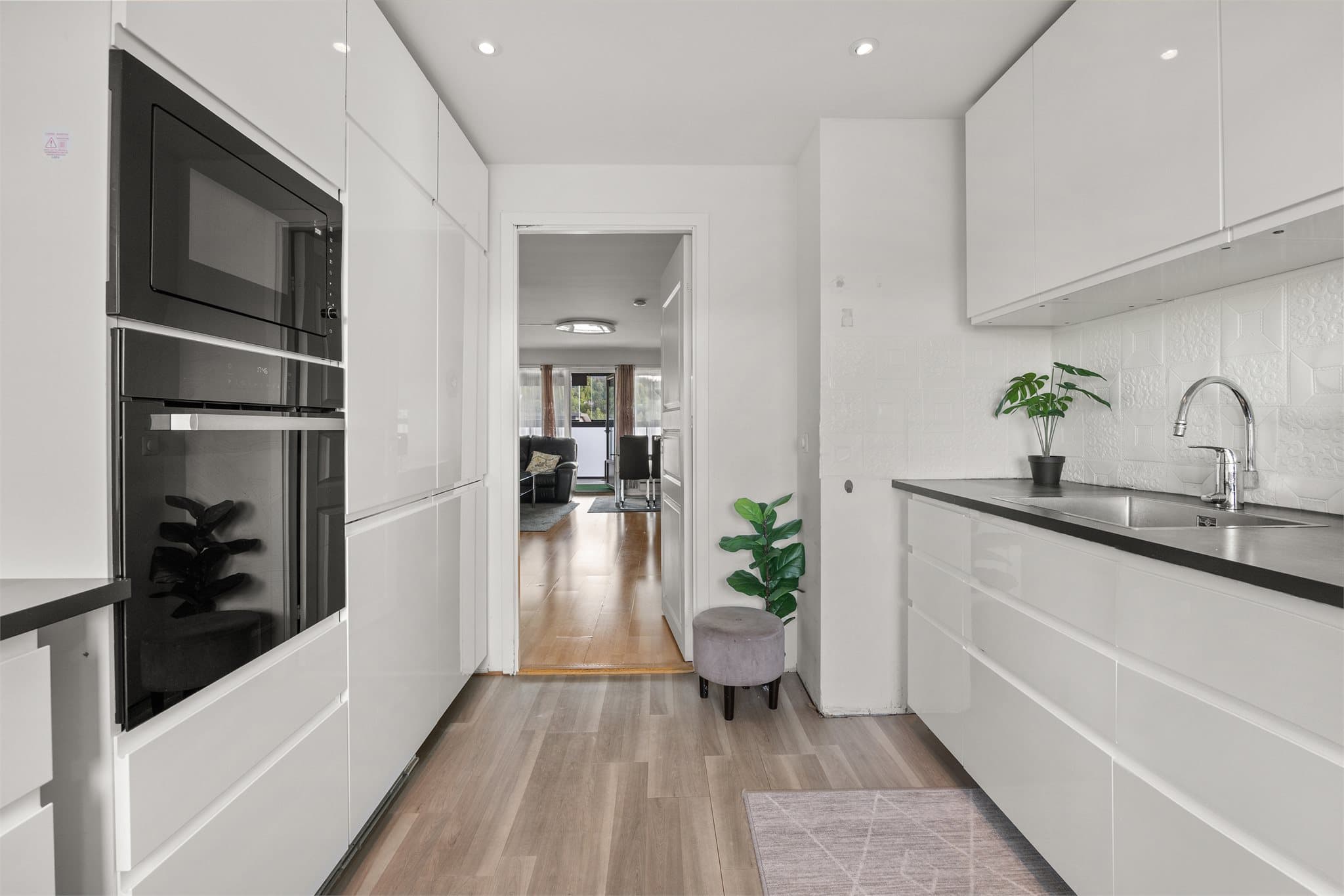 Rikelig med både skap - og benkeplass.