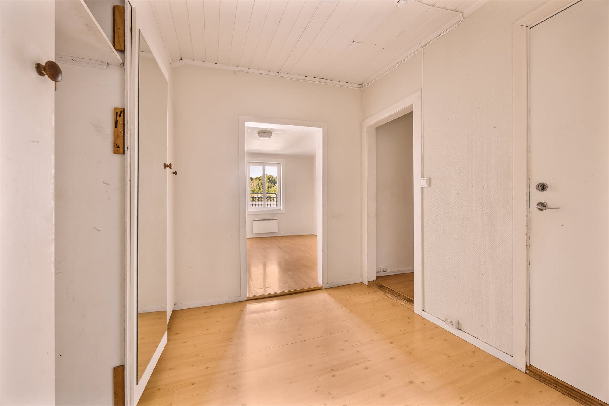 Leiligheten har en romslig entré/gang med plass til oppbevaring av yttertøy og sko.