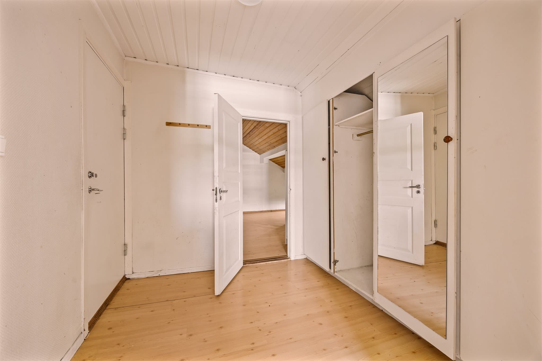 Det er plassbygde skap i entré og gang.