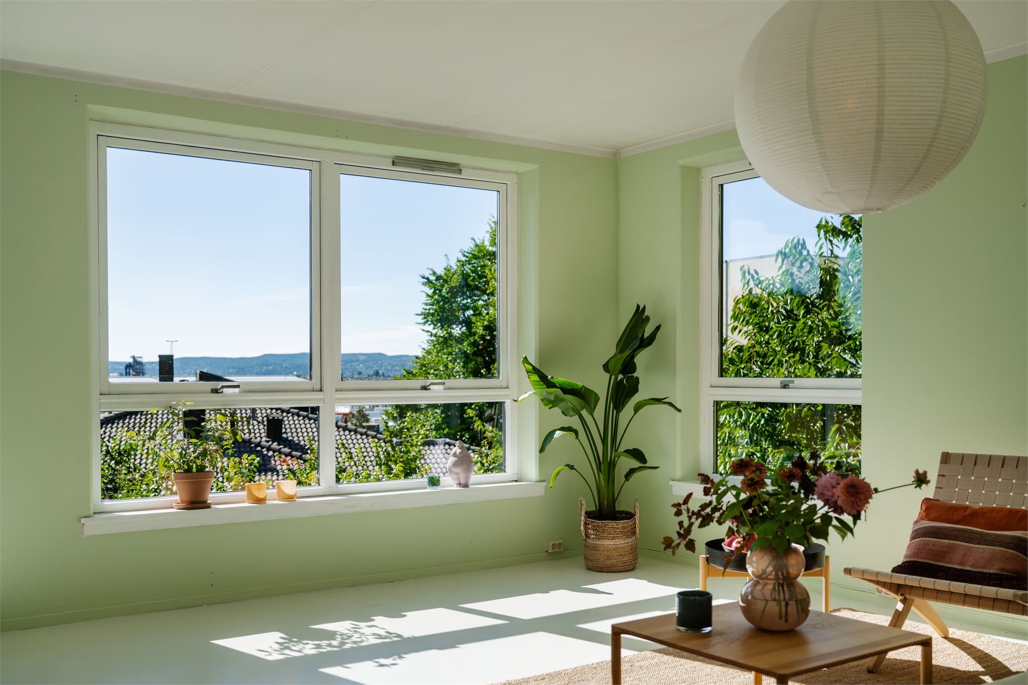 Store vindusflater sørger for rikelig med naturlig lys og gir rommet en lys og luftig atmosfære