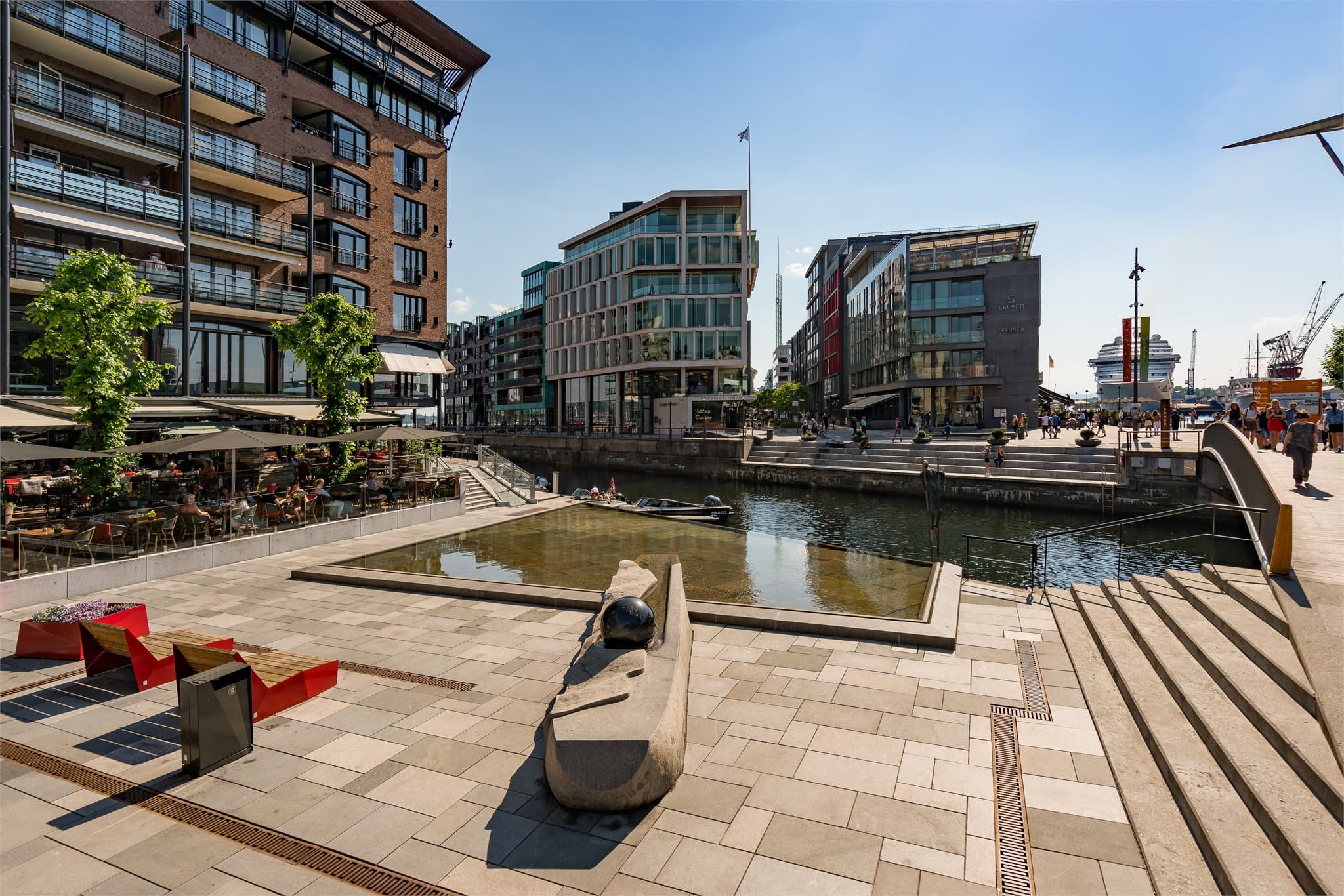Aker Brygge byr på en herlig kombinasjon av sjøliv, restauranter, kaféer og hyggelige møteplasser - alt samlet langs den populære bryggepromenaden.