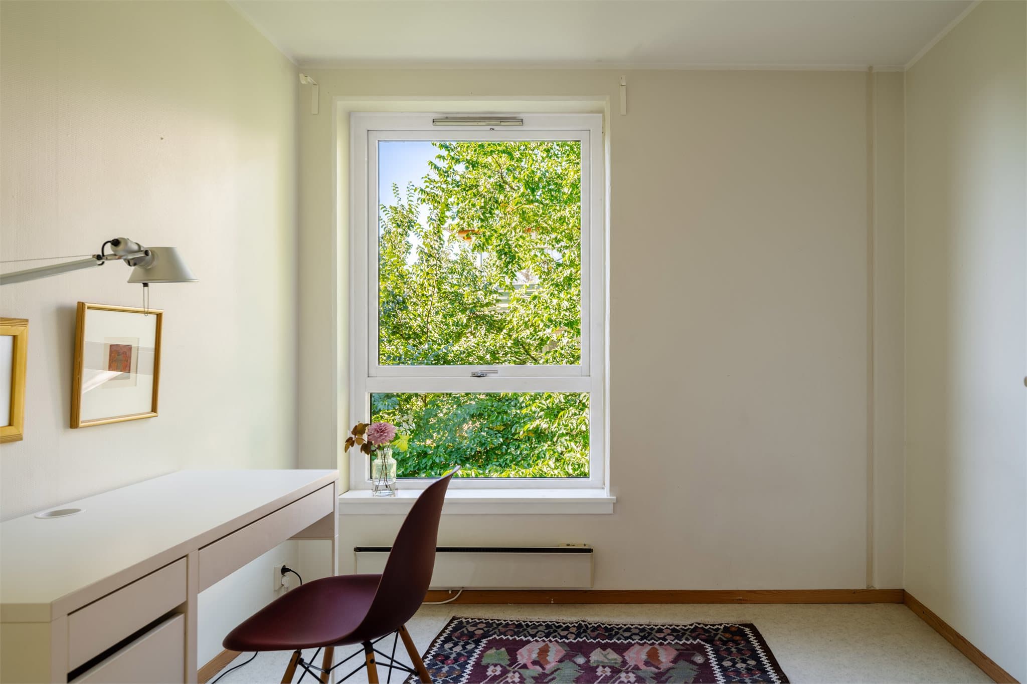 Et lyst soverom som egner seg godt som både barnerom, gjesterom eller kontor.