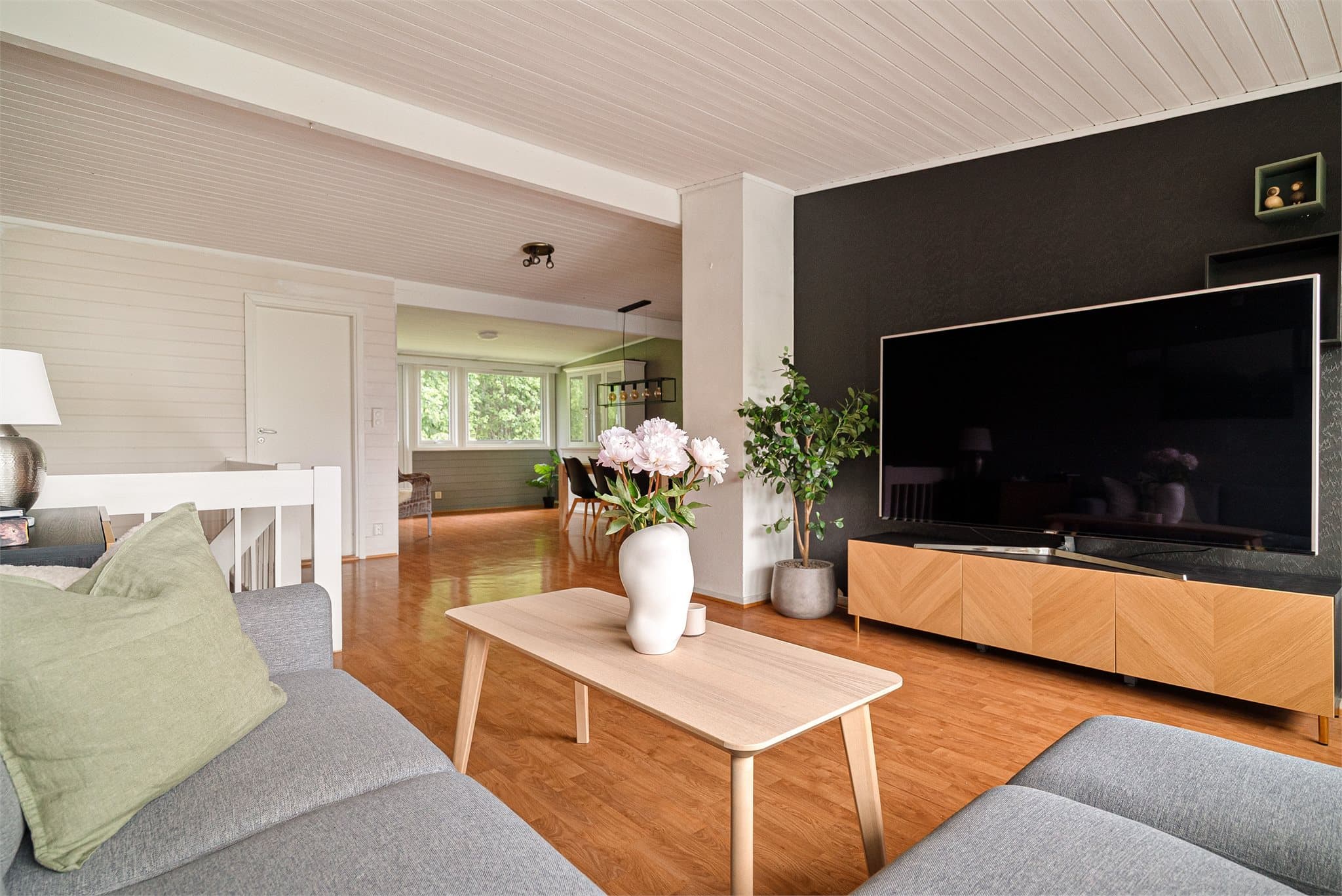 Stuen er boligens naturlige samlingspunkt med god plass til hele familien.