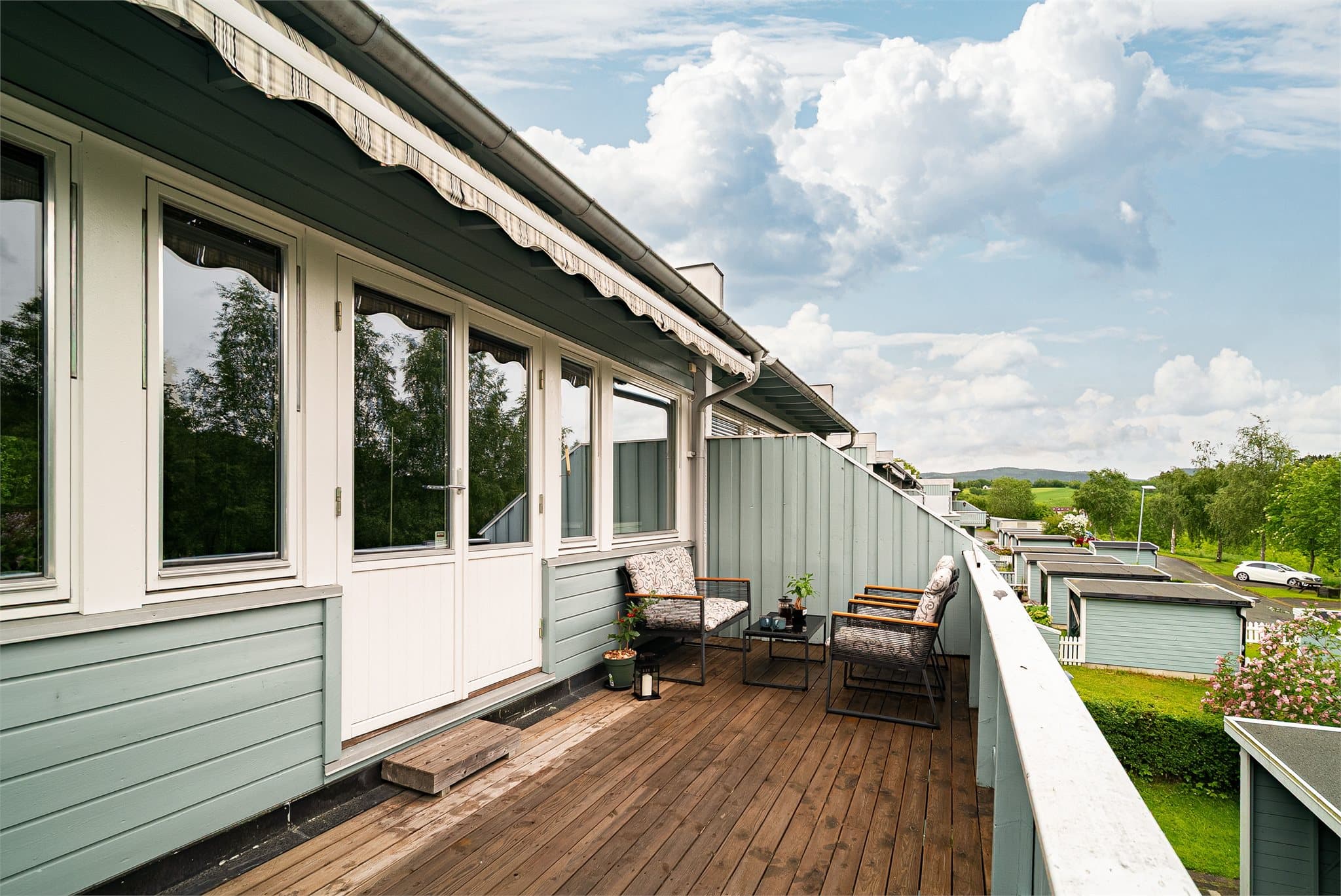 Fra stuen har man utgang til en romslig og solrik veranda med god plass til ønsket utemøblement.