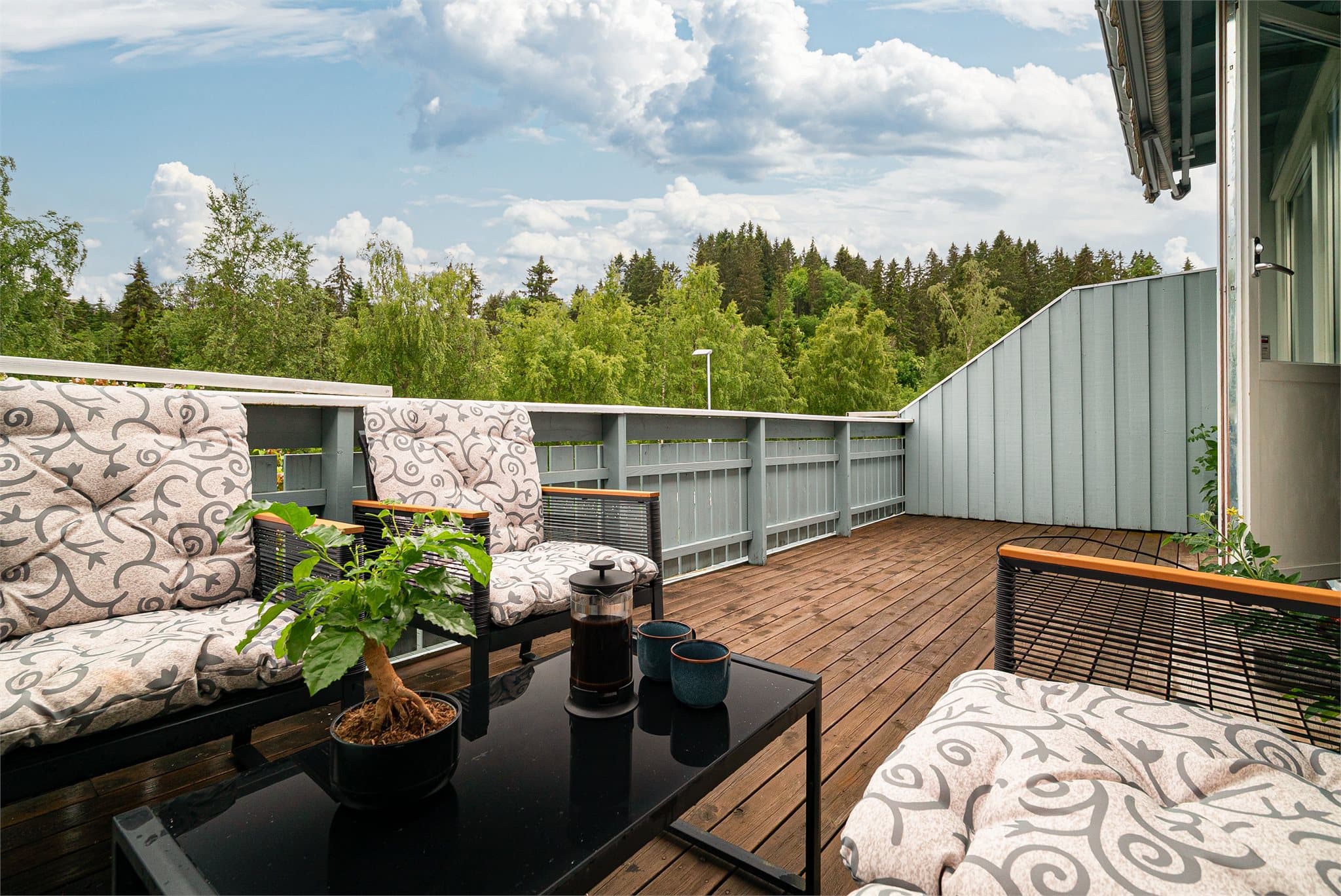 Verandaen har gode solforhold og flott utsikt mot rolige og naturskjønne omgivelser.