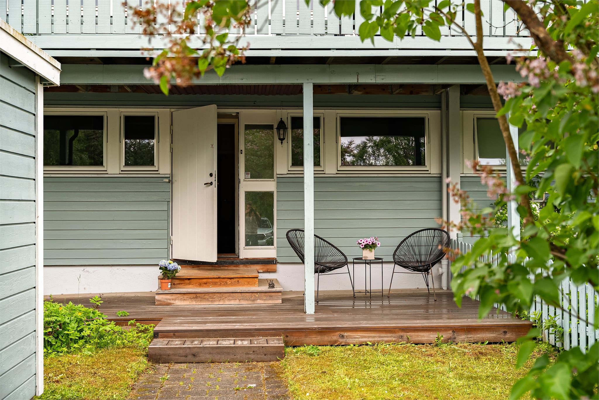 Trivelig inngangsparti med romslig terrasse og adkomst til plenområde.