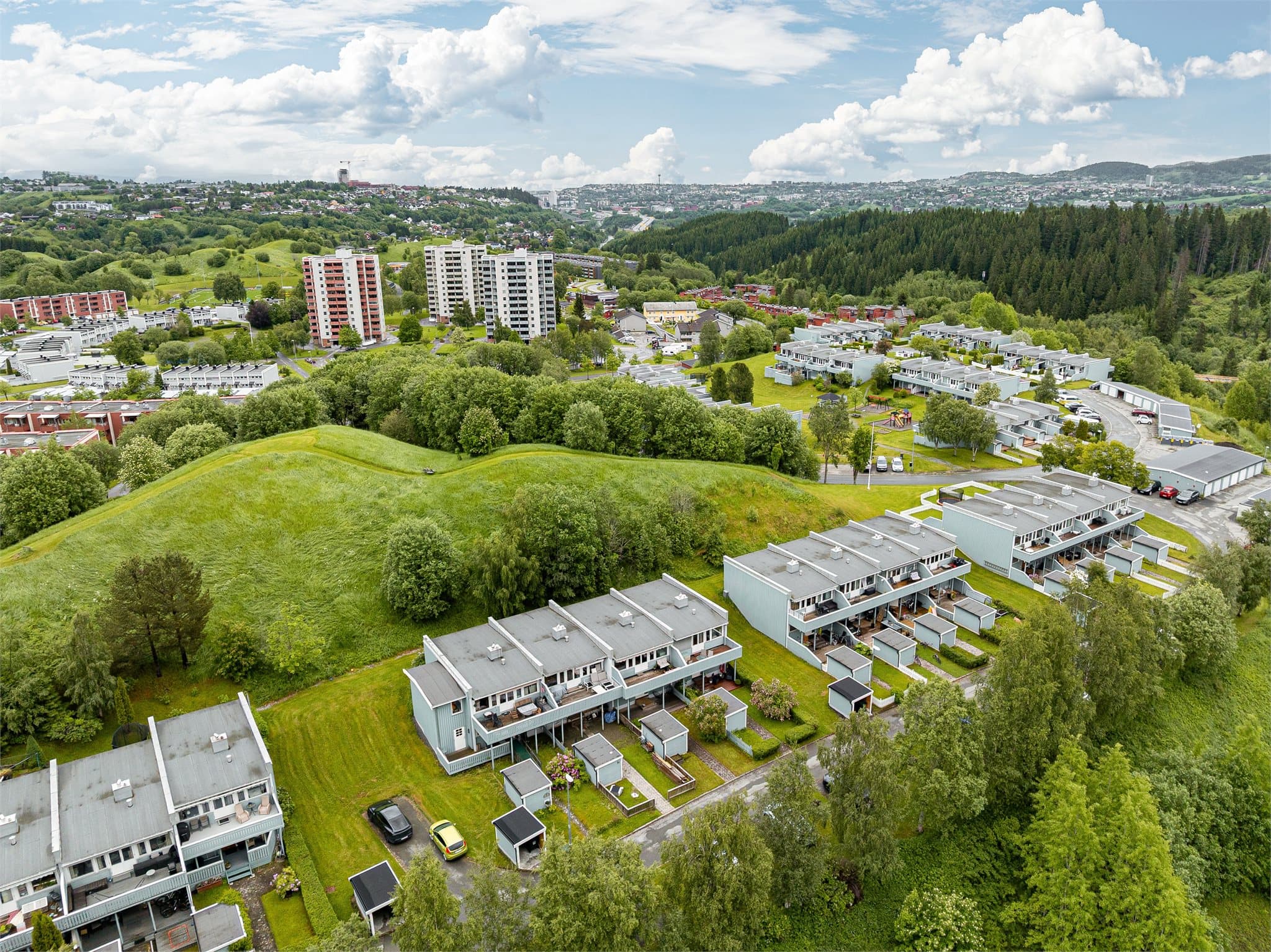 Rekkehuset ligger i et fint og familievennlig nabolag. Her har man gode muligheter for tur og rekreasjon i naturskjønne omgivelser rett utenfor boligen.