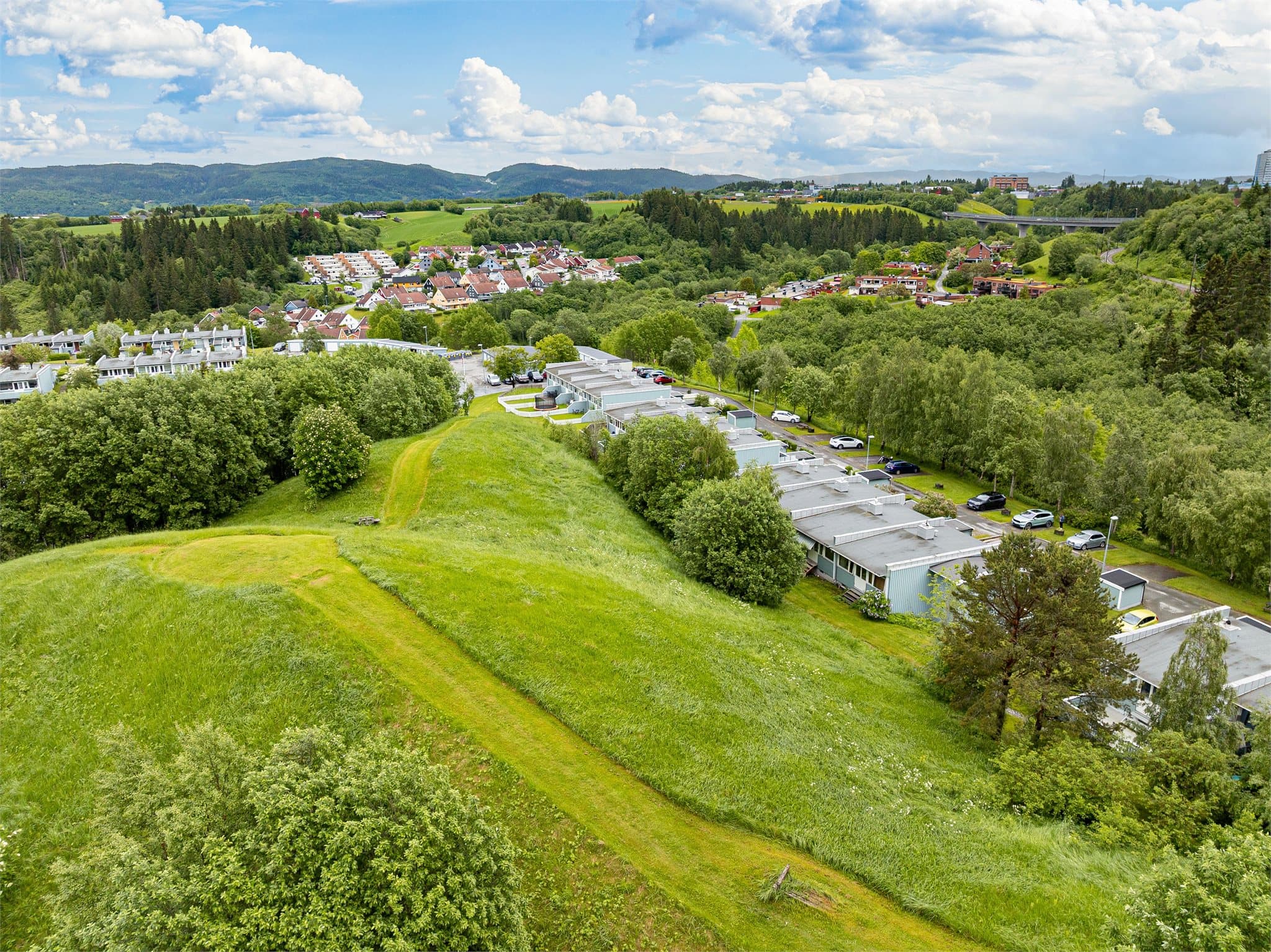 Fra boligen er det gangavstand til bussholdeplass, skole, barnehage og dagligvarebutikk. Det er også lekeplass og fotballbane i nærheten av boligen.