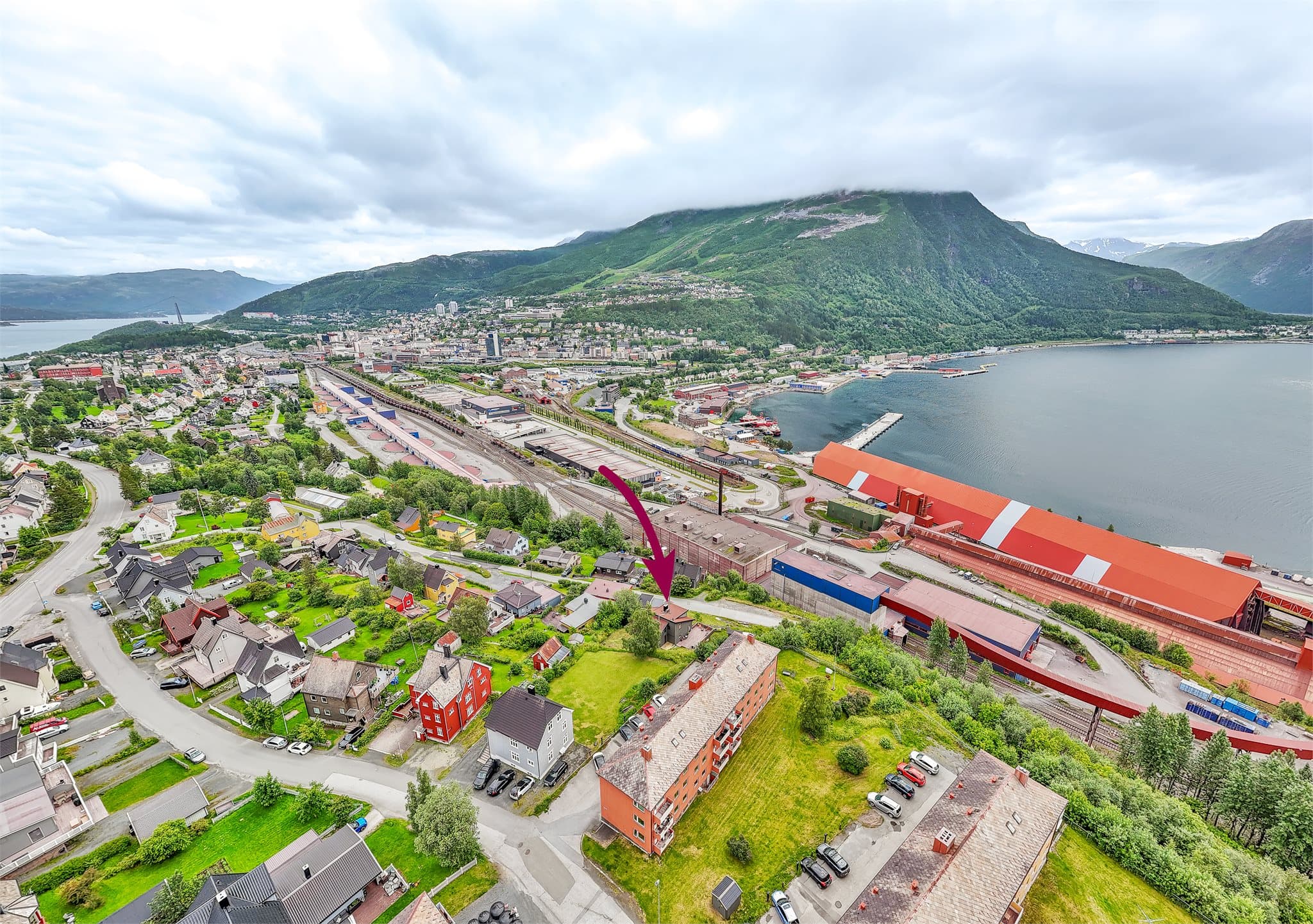Beliggenhet på Framnes med kort avstand til skoler, barnehager og Narvik sentrum.