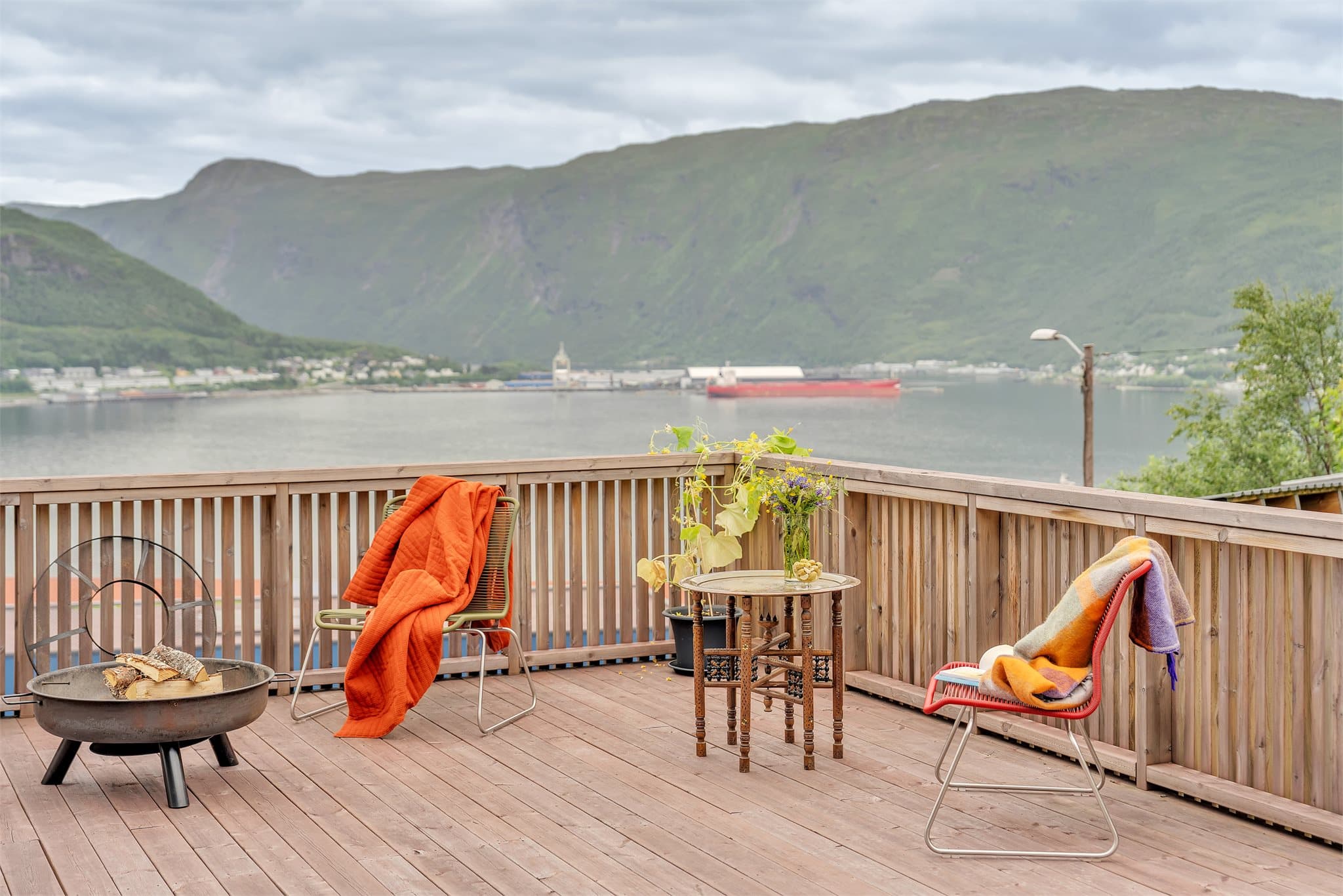 Utsiktsplass på verandaen med spilerekkverk og utsyn over havna, Fagernes og Ankenes