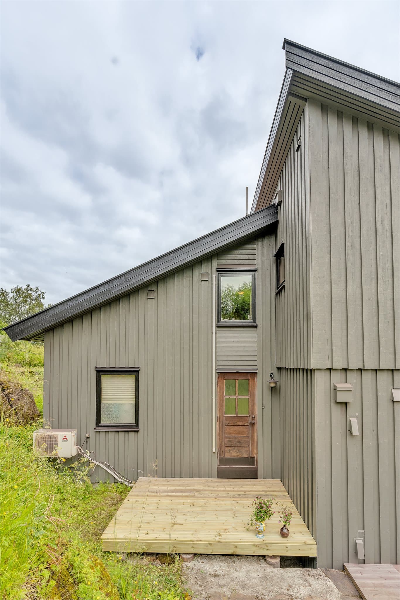 Plattingen ligger lunt til ved hushjørnet ved biinngangen.