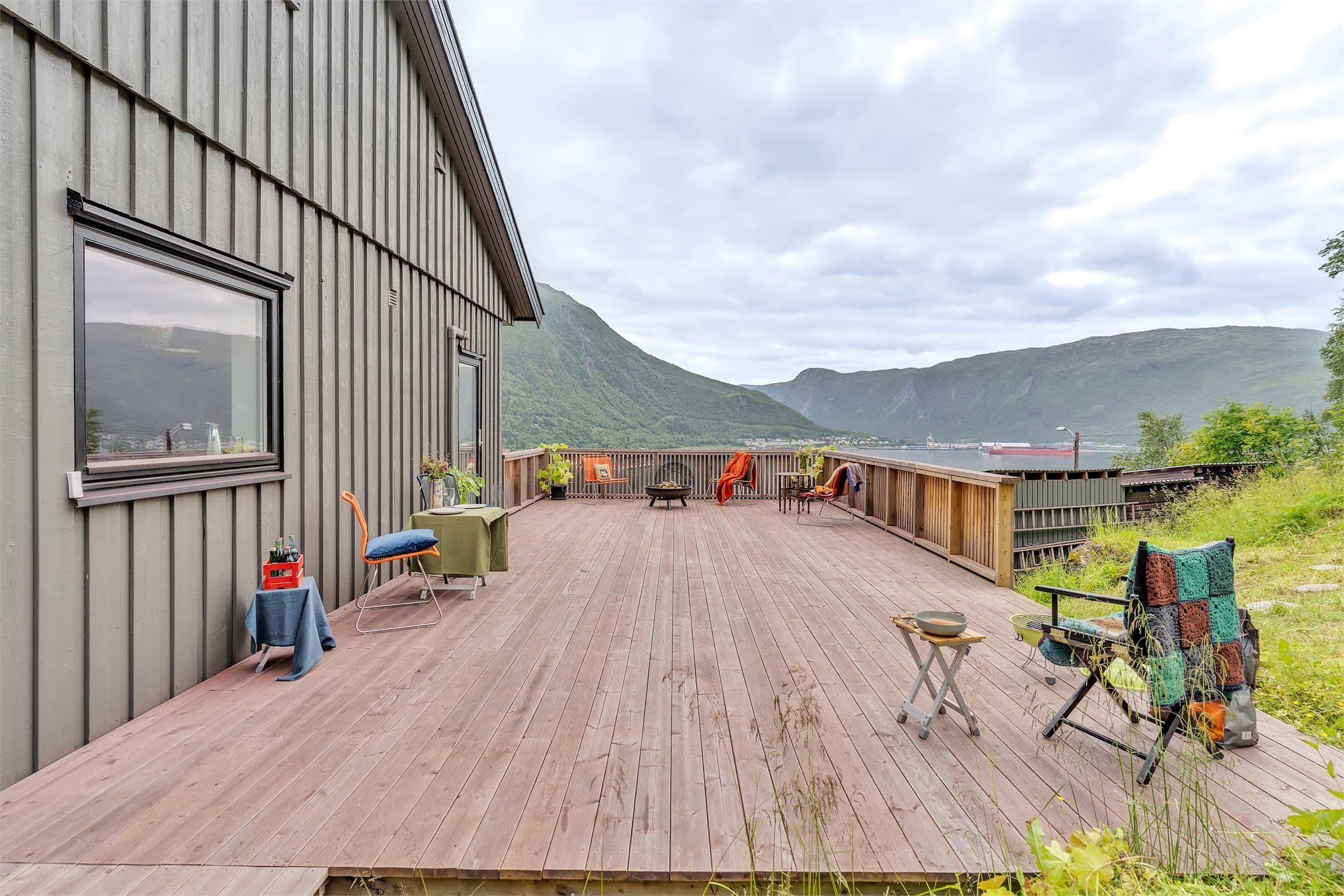 Verandaen strekker seg langs fasaden og har god plass til flere sittegrupper.