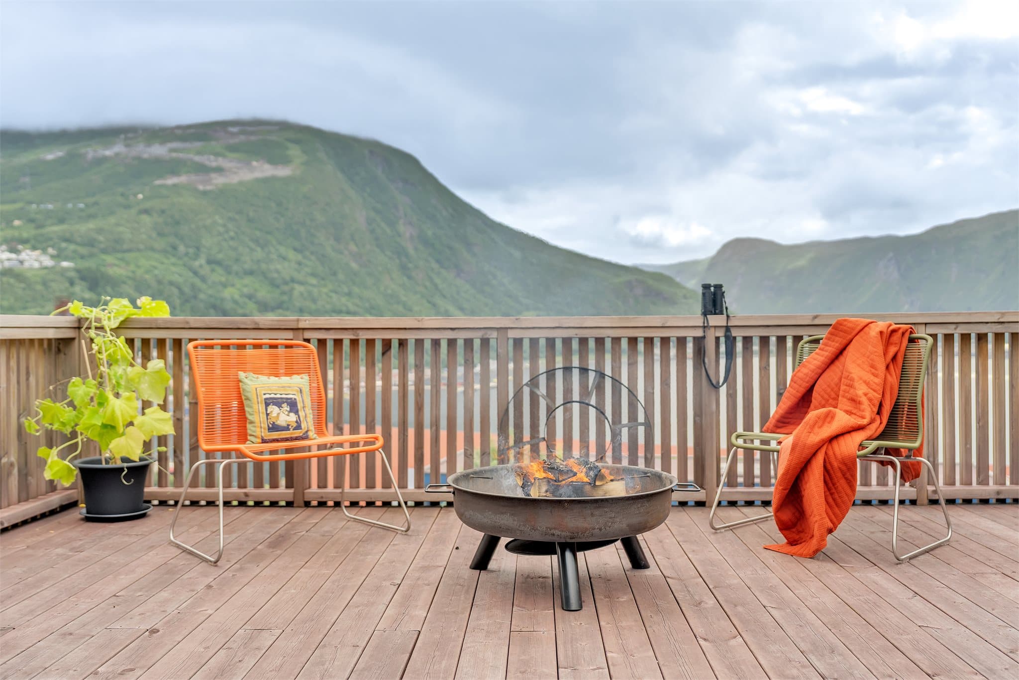 Verandaen har bålpanne og sitteplasser vendt mot fjellene.