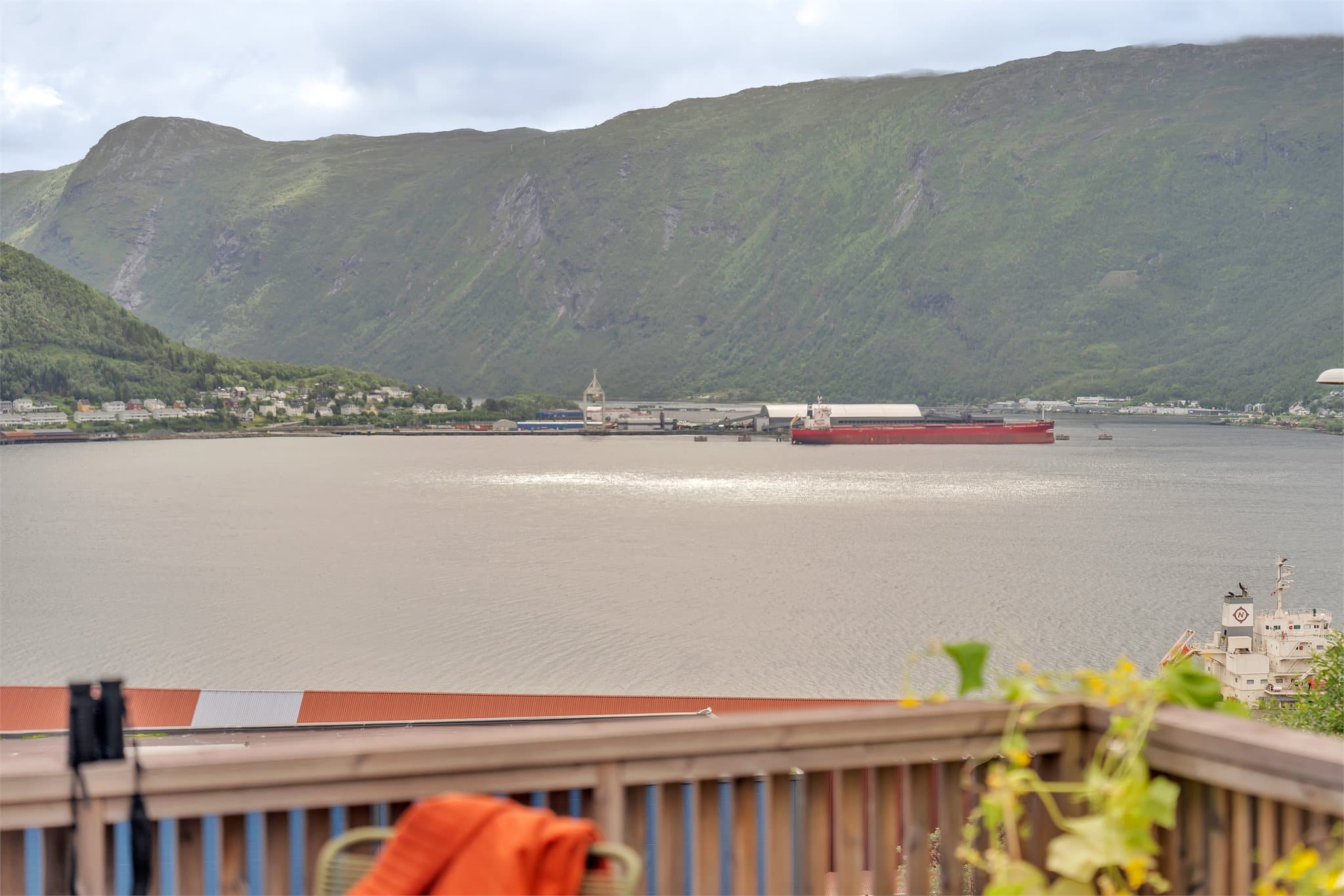 Fjordutsikt over Narvikbukta med skipstrafikk og fjellene i bakgrunnen.