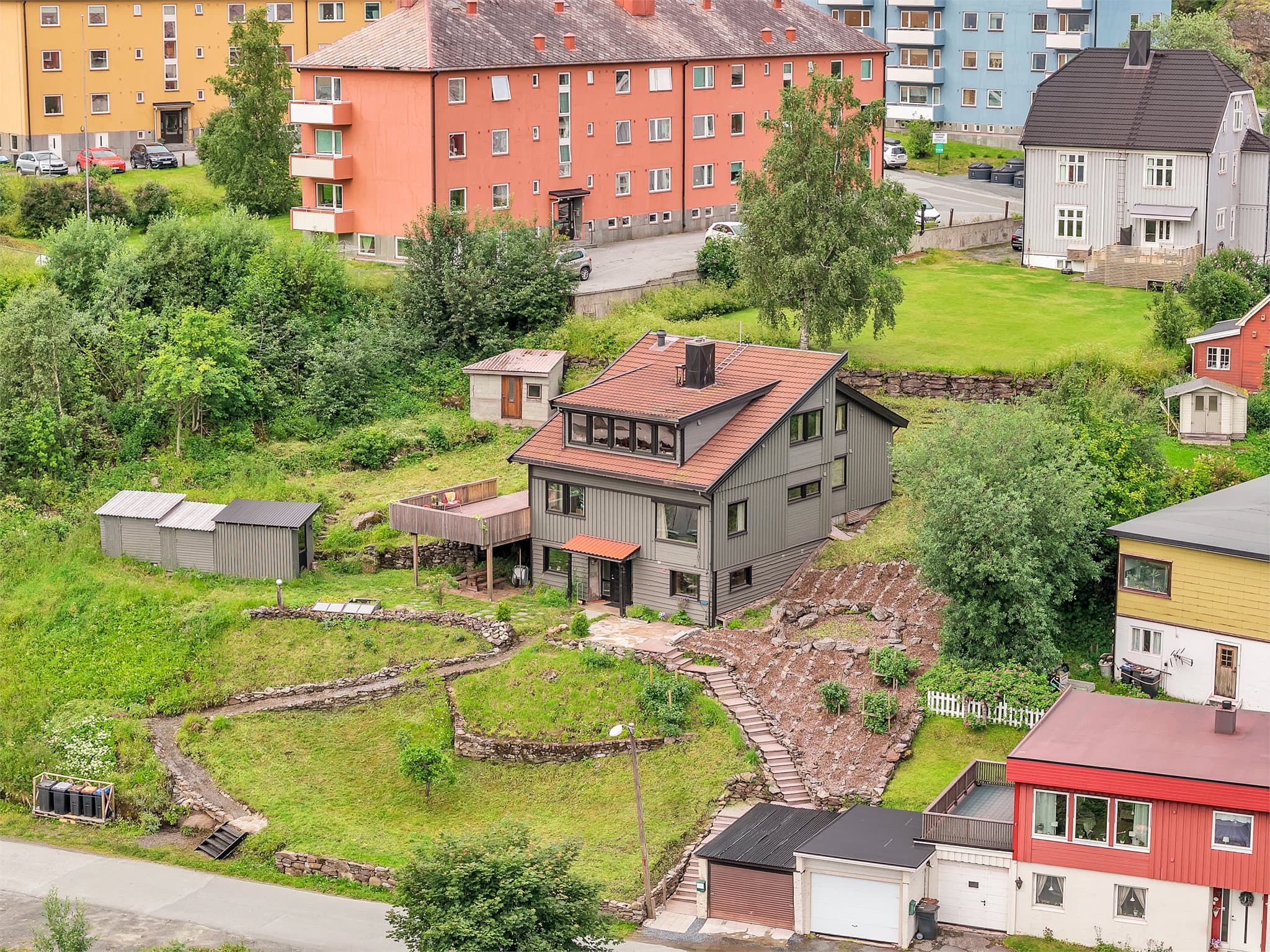 Garasjen fra 1964 ligger nede ved veien og er sammenbygd med nabogarasje.