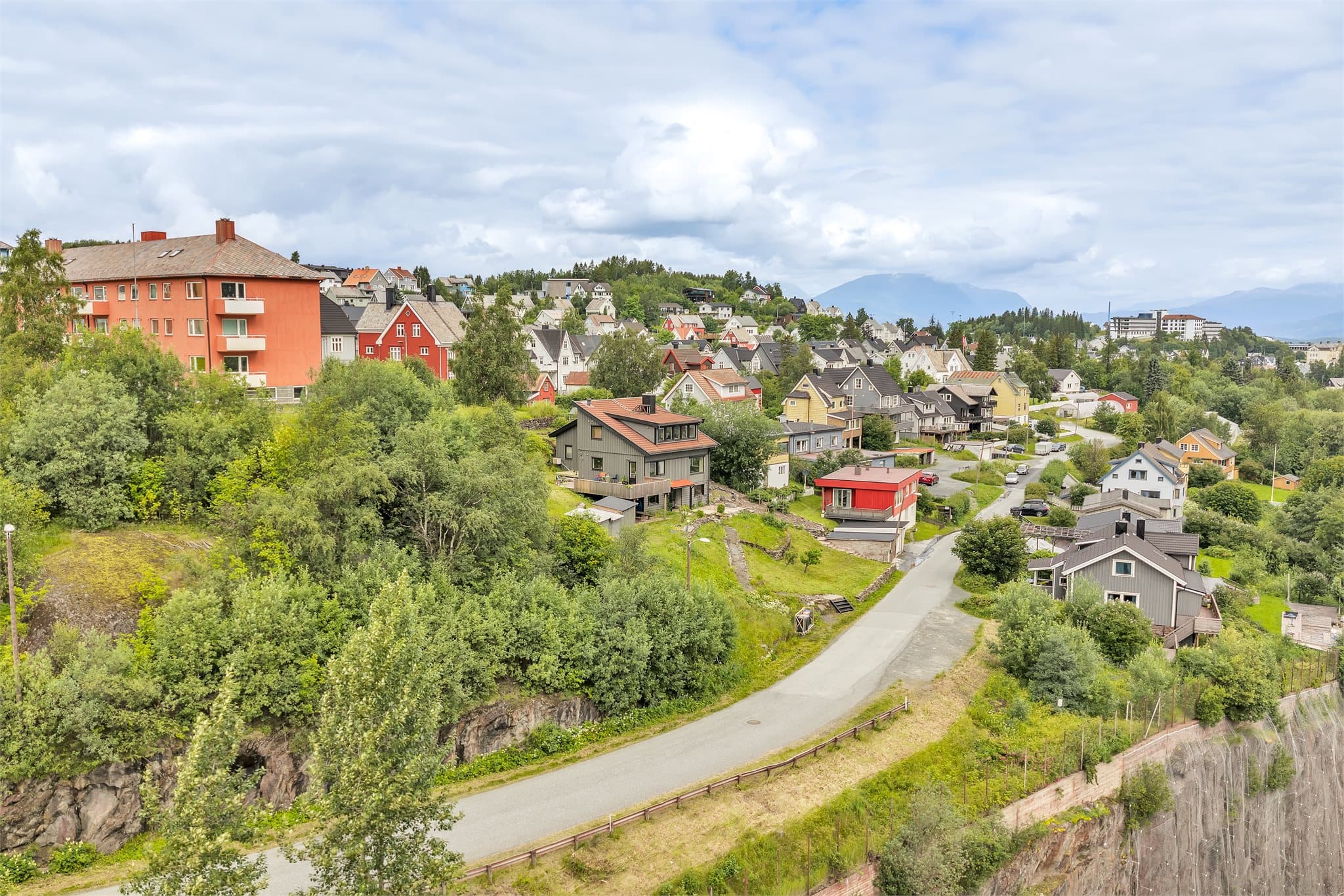 Boligen ligger etablert i et rolig boligområde på Framnes.