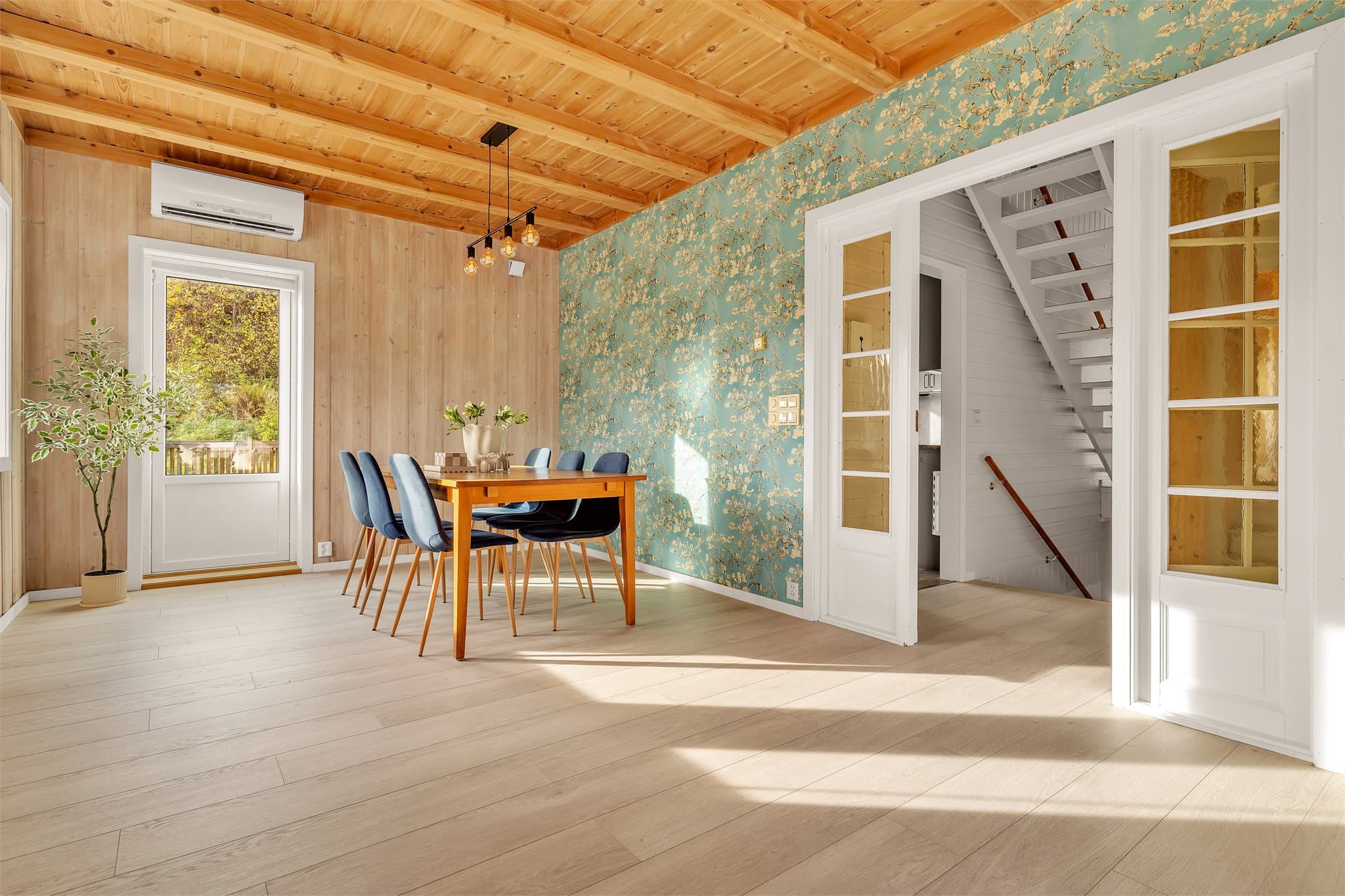 Spiseplassen har gjennomgående laminatgulv og dobbeltdør inn fra gangen.