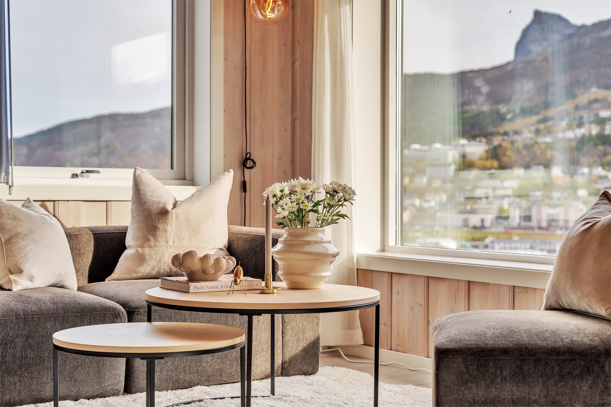 Fra stuevinduet er det utsikt over byen og fjorden. Styling: Fjelldal Interior