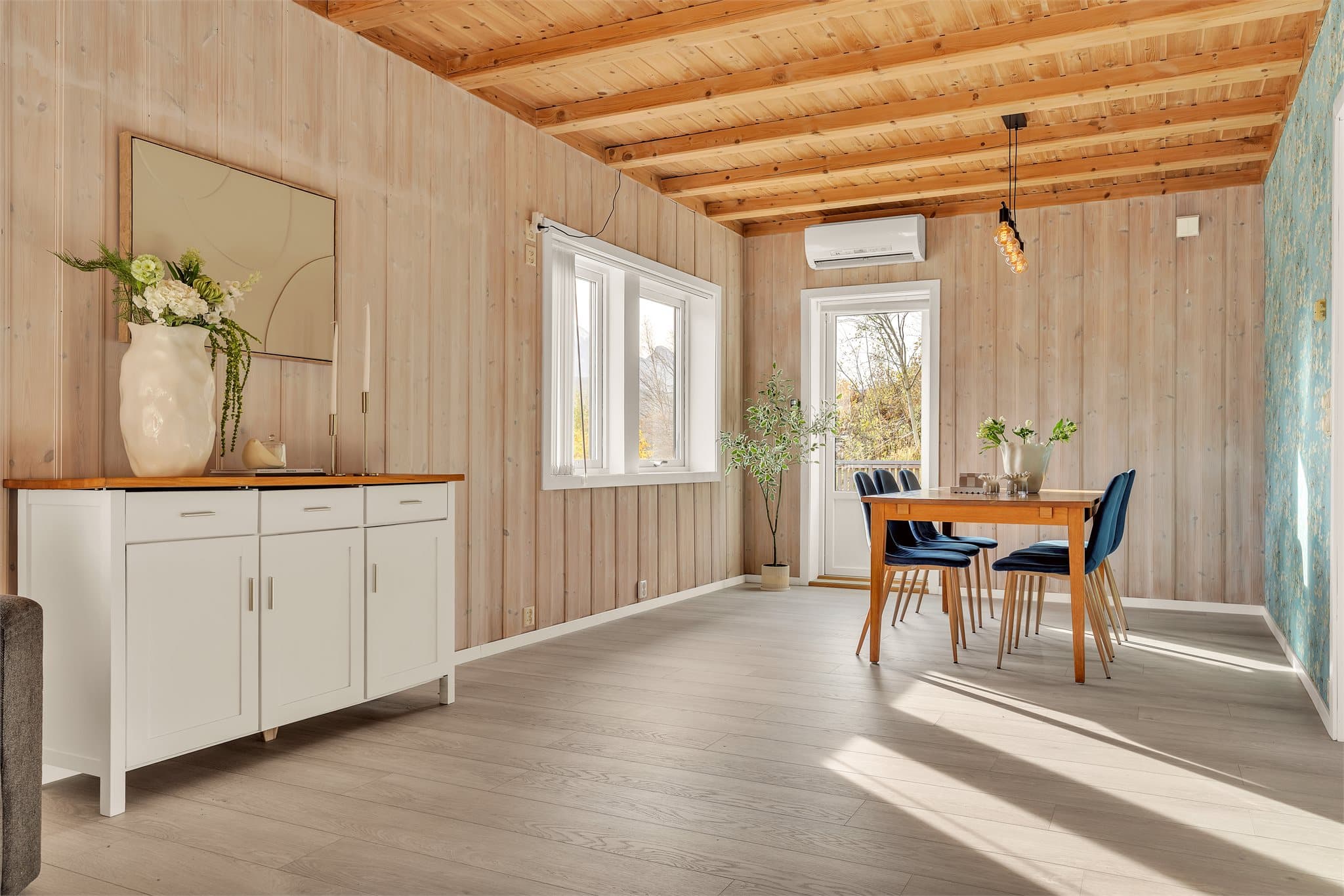Spisestuen har god plass til langbord og er utstyrt med luft-til-luft varmepumpe.