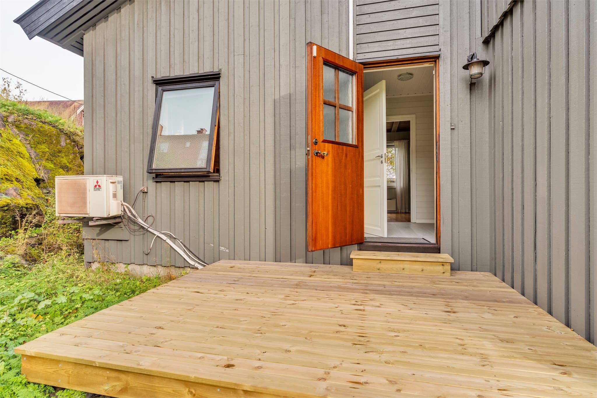 Markterrasse i impregnerte materialer bygget i 2026 ved inngangen i første etasje.