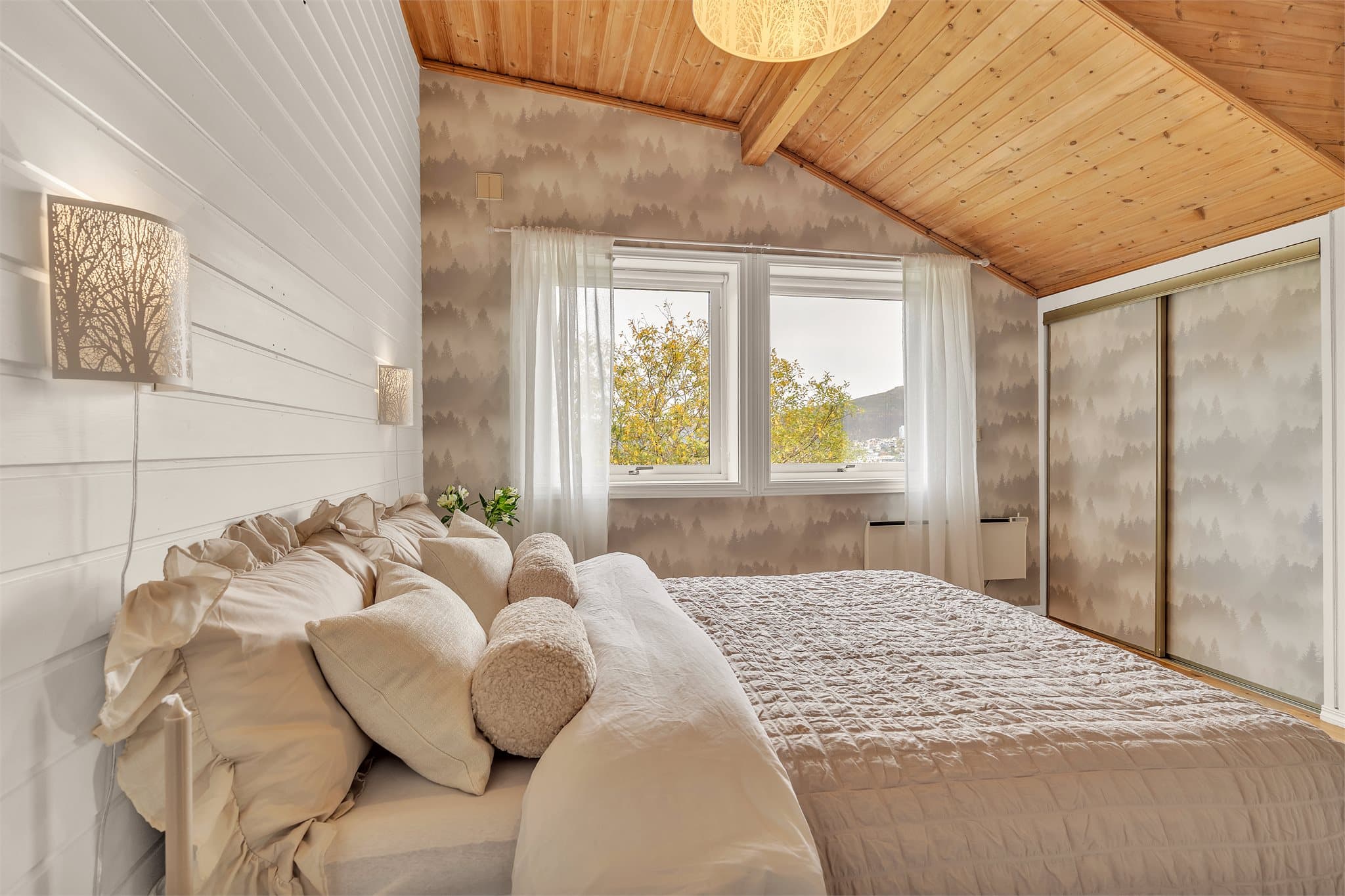 Rommet har god plass til dobbeltseng og skyvedørsgarderobe.