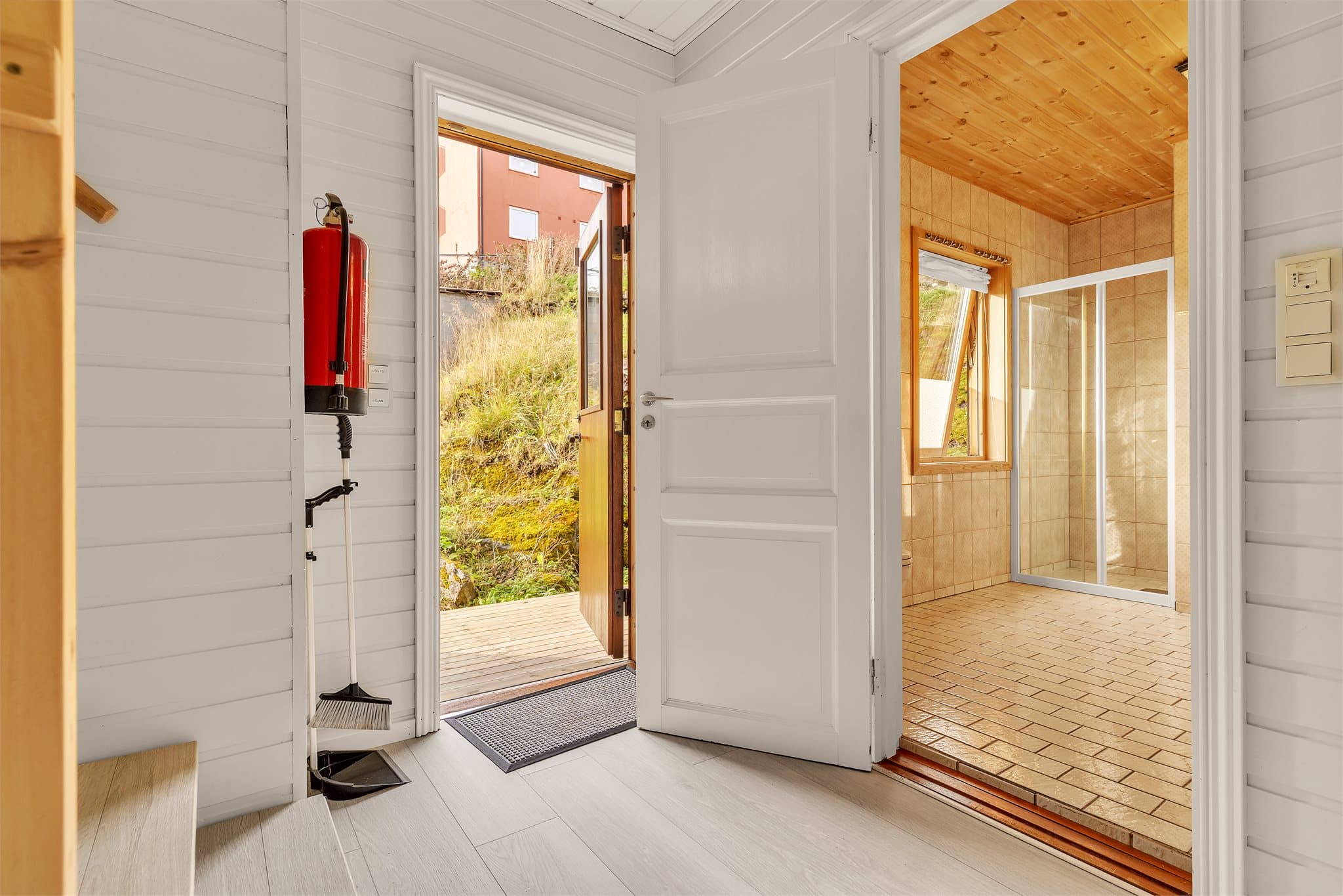 Gangen i første etasje gir adkomst til badet og videre inn i boligen.