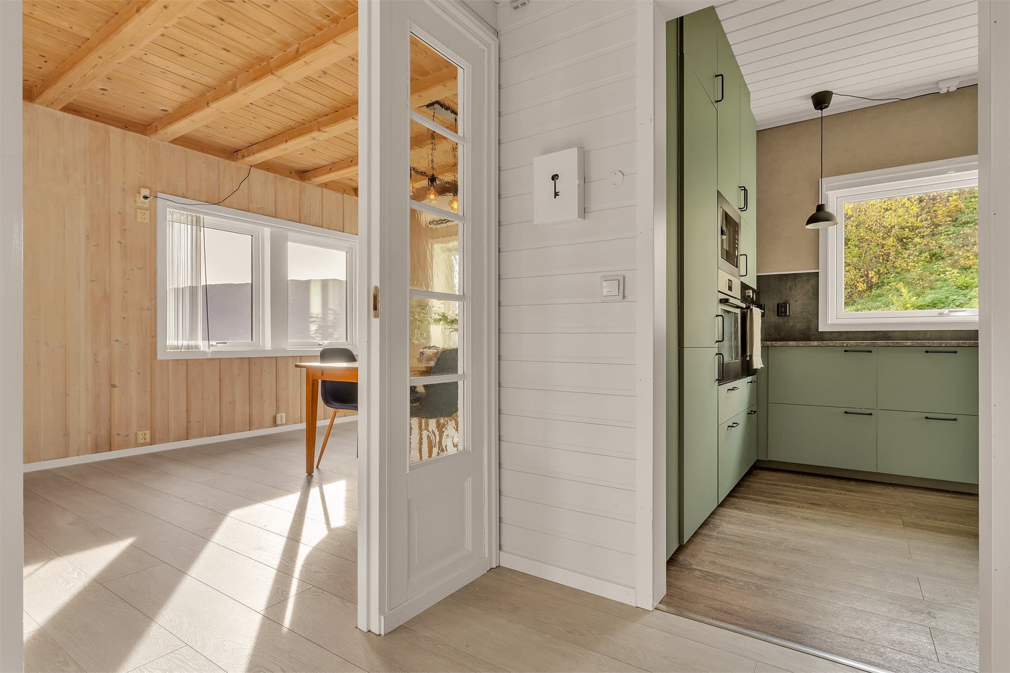 Glassdør åpner fra gangen inn mot oppholdsrommene.