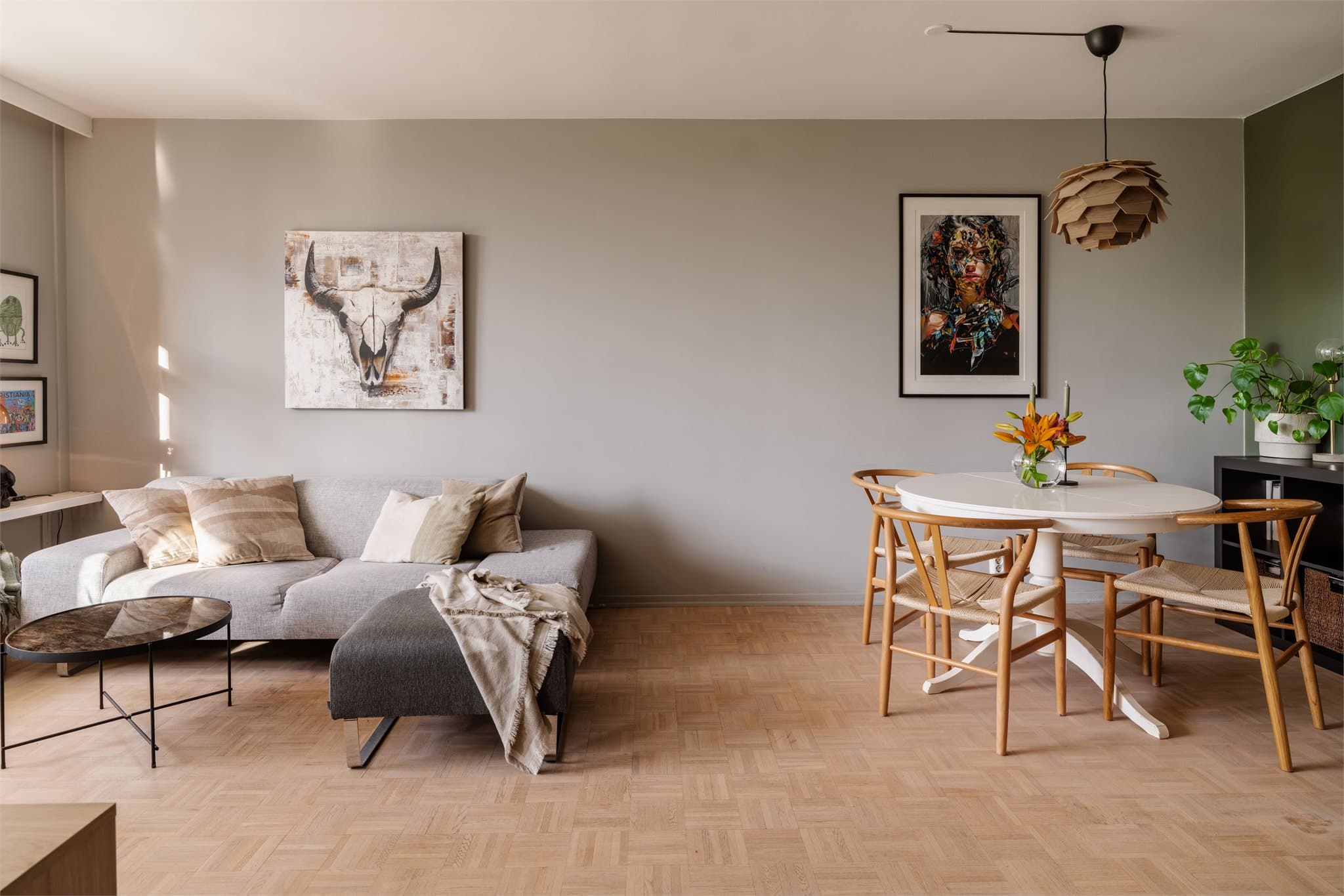 Stuen er leilighetens samlingspunkt, med plass til både sofagruppe og spisebord.
