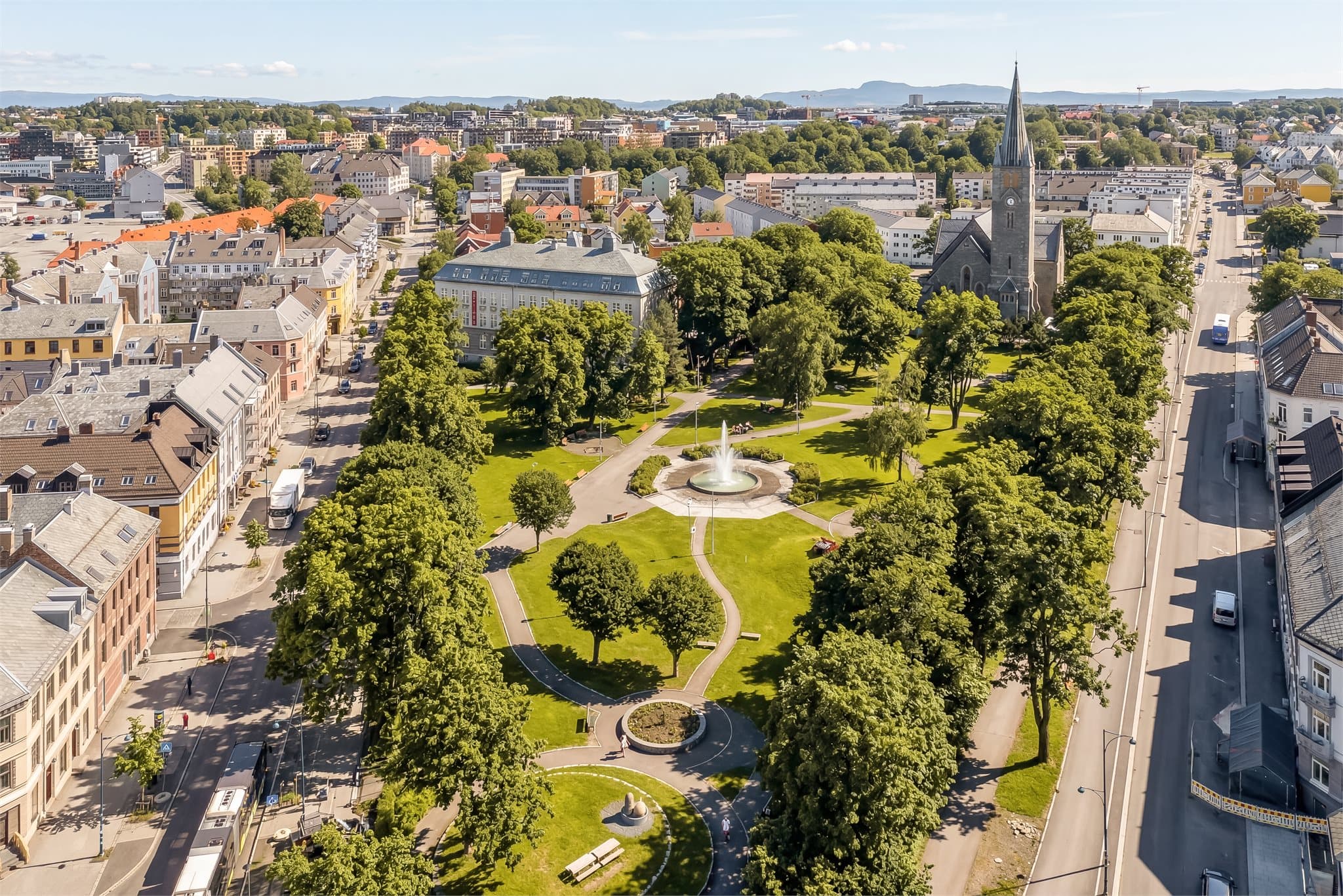 Lademoparken er en klassisk og frodig bypark som ligger ved Lademoen kirke. De store gressområdene blir mye brukt til soling og rekreasjon på sommeren.