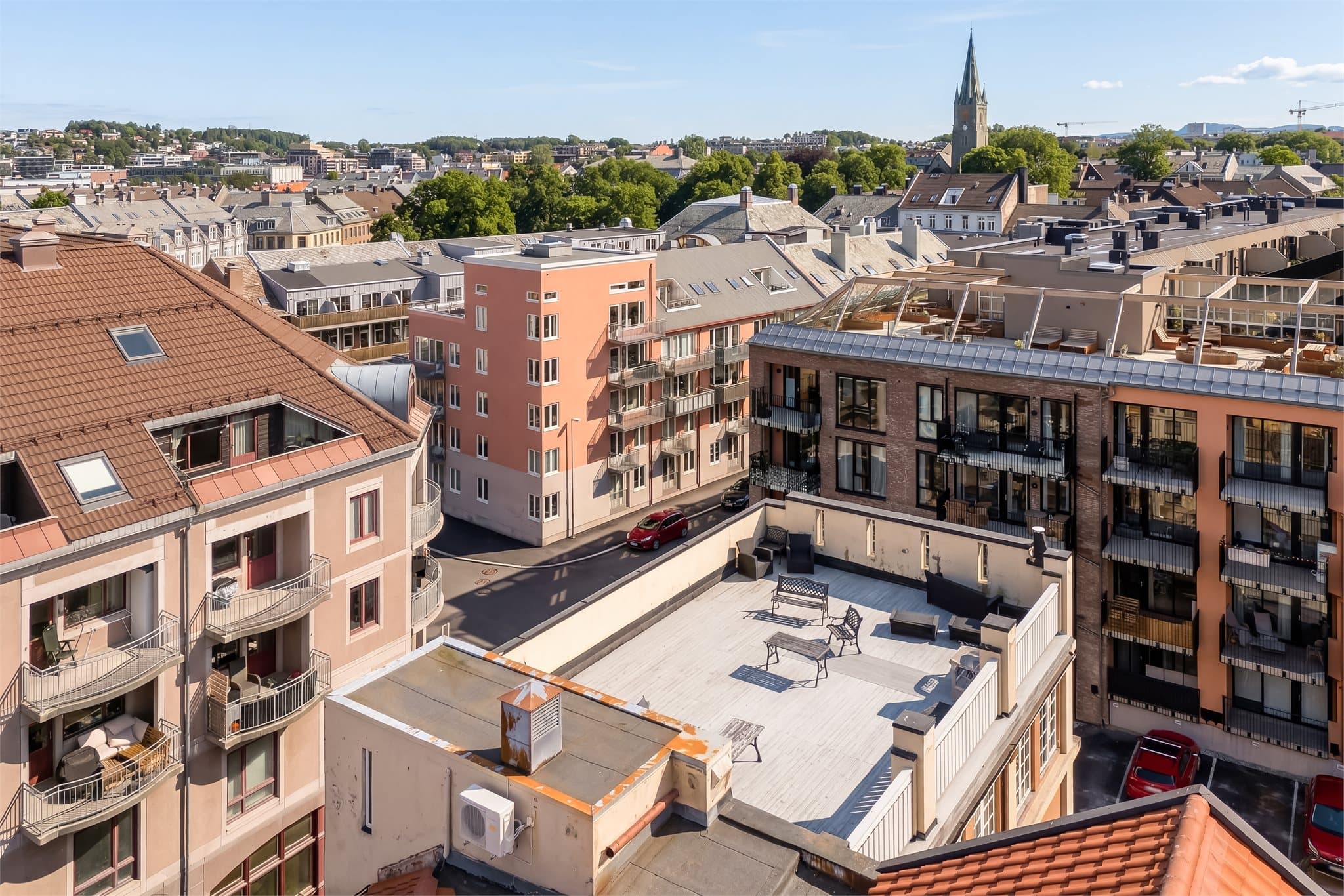 Borettslaget byr på en flott felles takterrasse, et perfekt sted å nyte solfylte sommerdager!