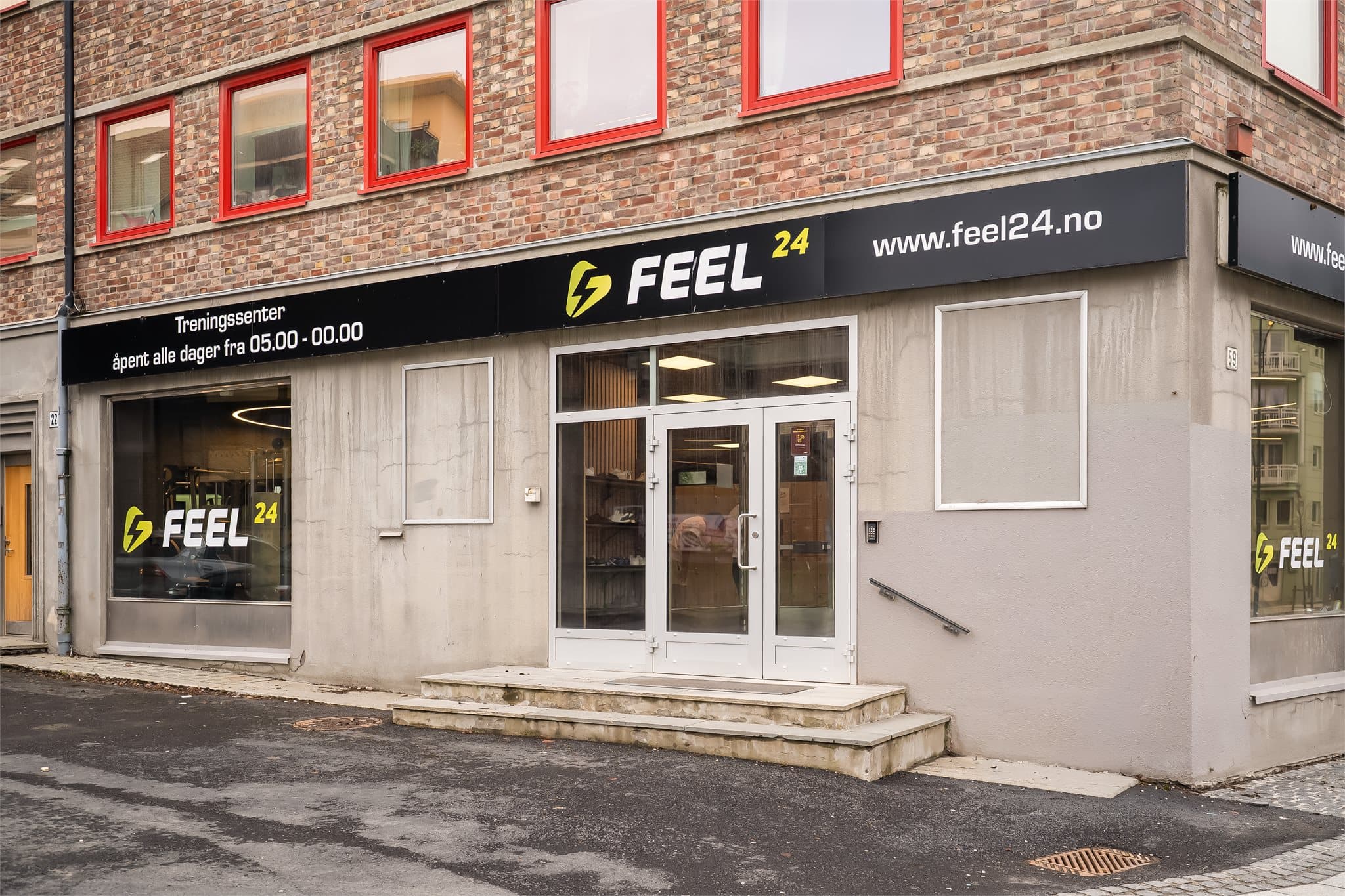 Det finnes flere treningssentre i området, blant annet Feel24 og 3T-Solsiden.
