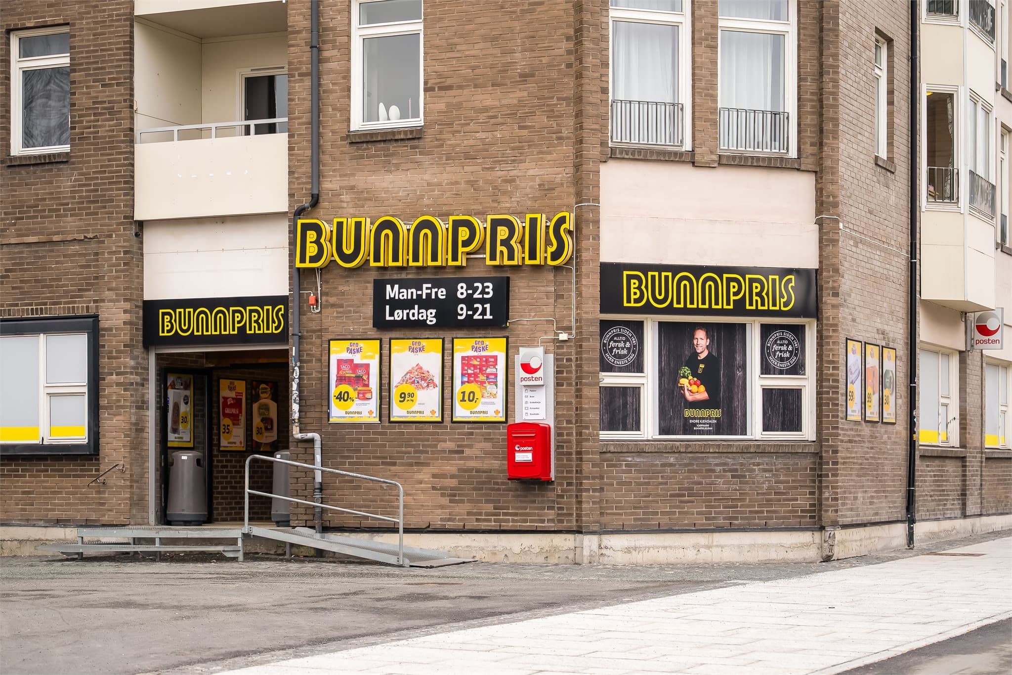 Både Bunnpris Buran og Bunnpris Rosendal (søndagsåpent) ligger innen gangavstand fra leiligheten.