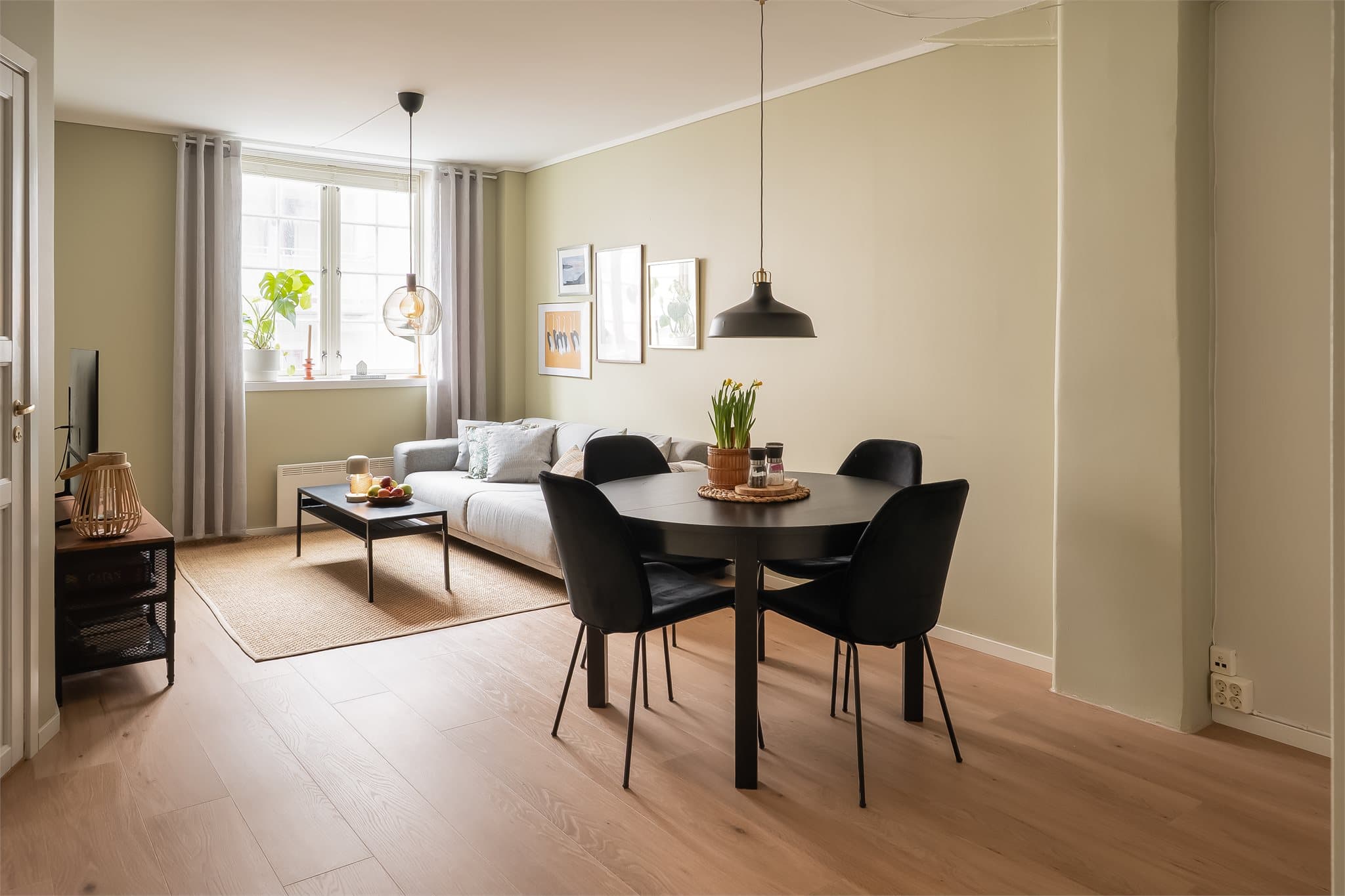 Det er god plass til både sofagruppe og spisegruppe - uten at det oppleves rotete.