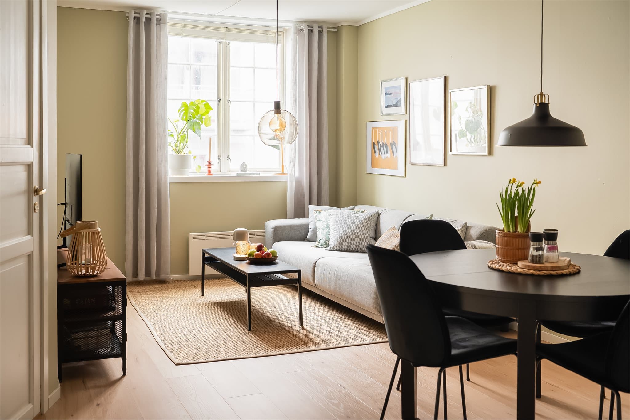 Det er mulighet til å søke om leie av p-plass i p-kjeller.