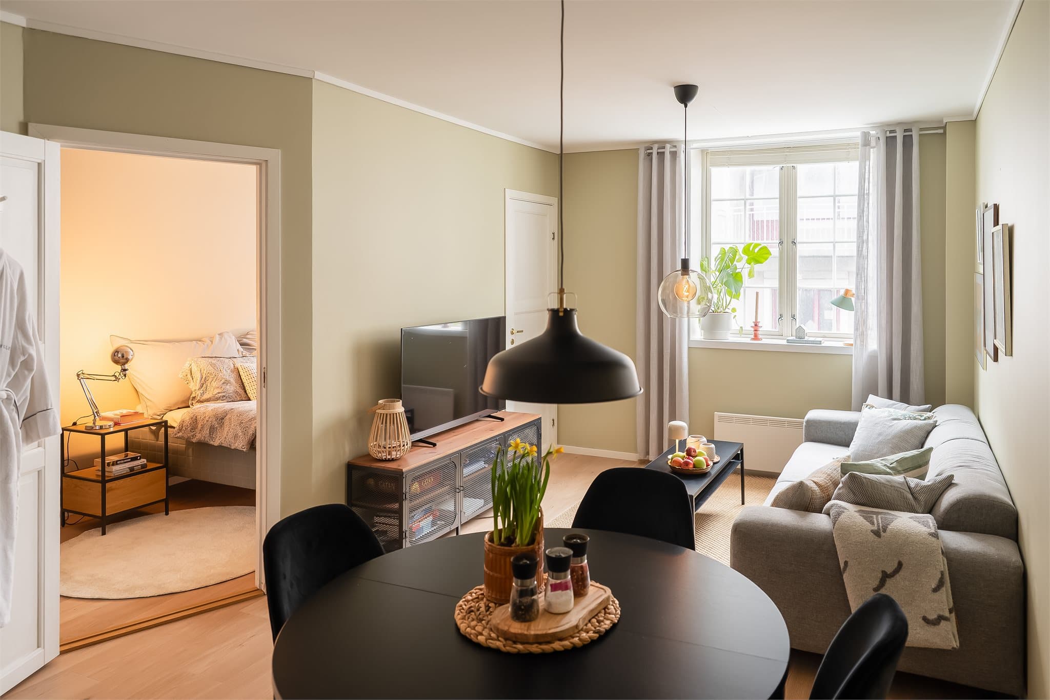 Fra stuen har man inngang til soverommet.