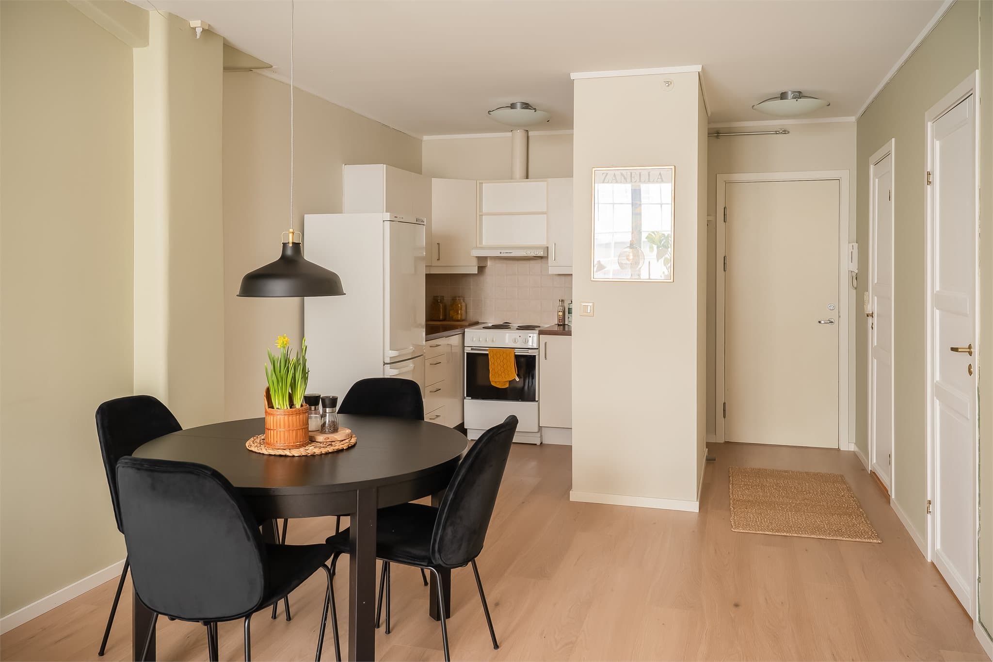 Spiseplassen er naturlig plassert i overgangen mellom stue og kjøkken.