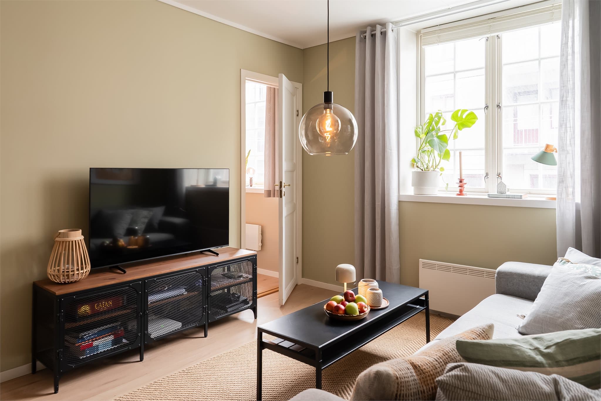 Leiligheten har en attraktiv beliggenhet i 2. etasje, og bygget er utstyrt med heis.