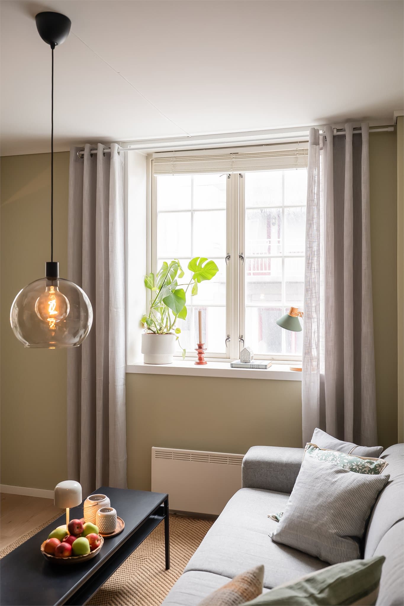 Store vindusflater slipper inn rikelig med dagslys i leiligheten, og de dype vinduskarmene tilfører et moderne, urbant preg.